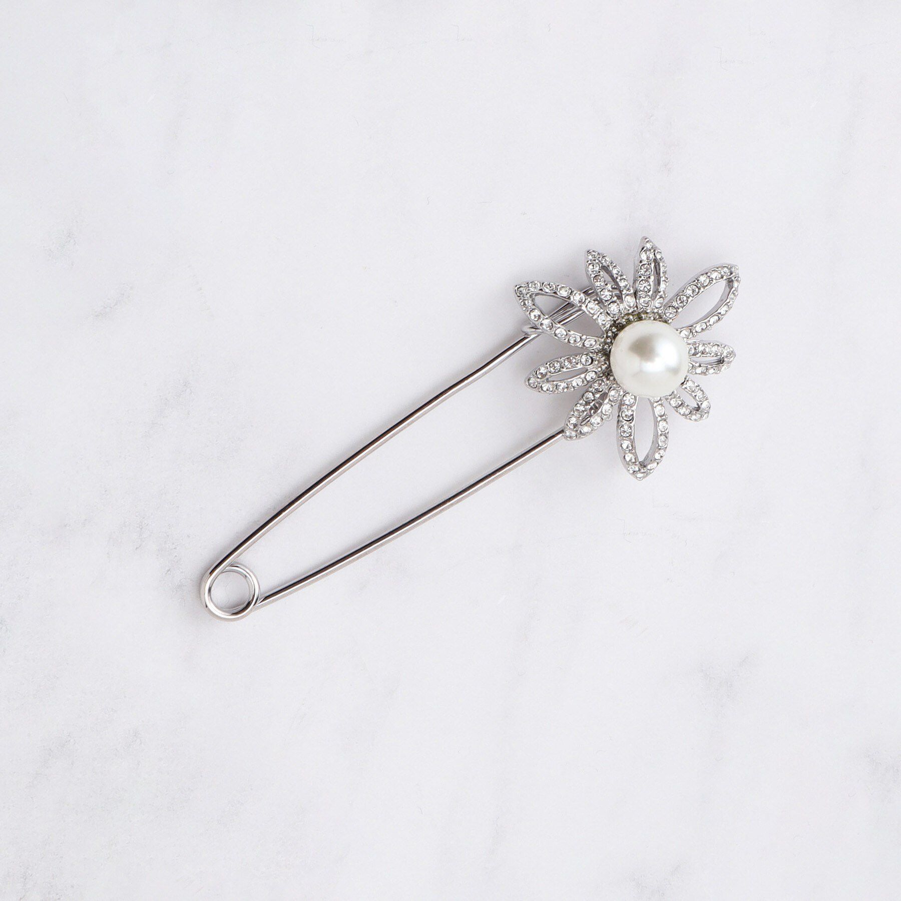 UNTITLED「【コーディネートのアクセントに】ビジューキルトピン」|ブローチ・コサージュ|