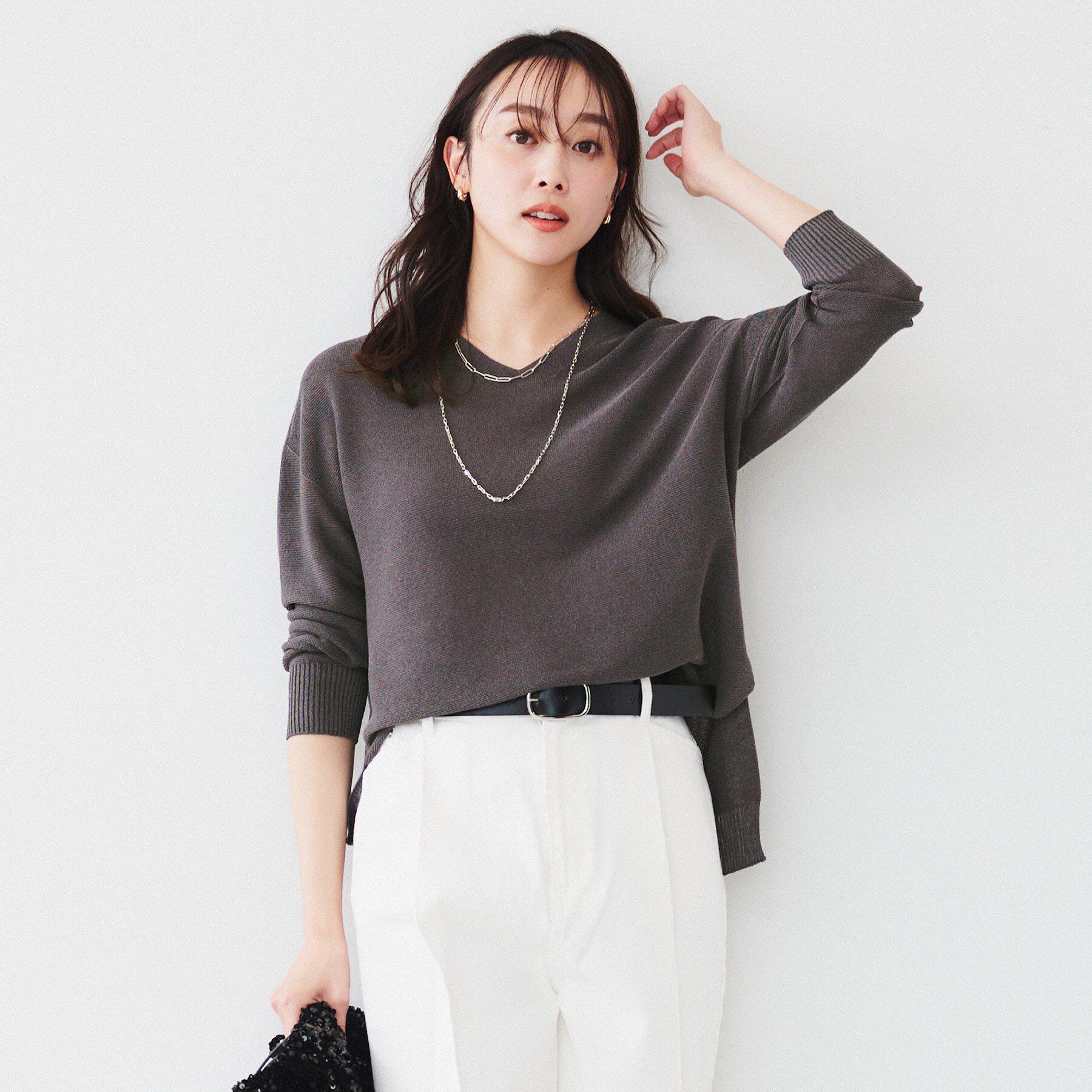 UNTITLED「【体型カバー/清涼感】サイドスリット Vネックニット」|ニット・セーター|