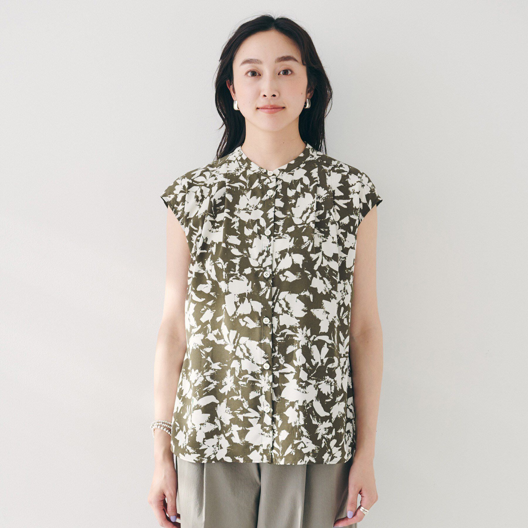 UNTITLED「【セットアップ可/洗える】モザイクフラワー柄ブラウス」|シャツ・ブラウス|