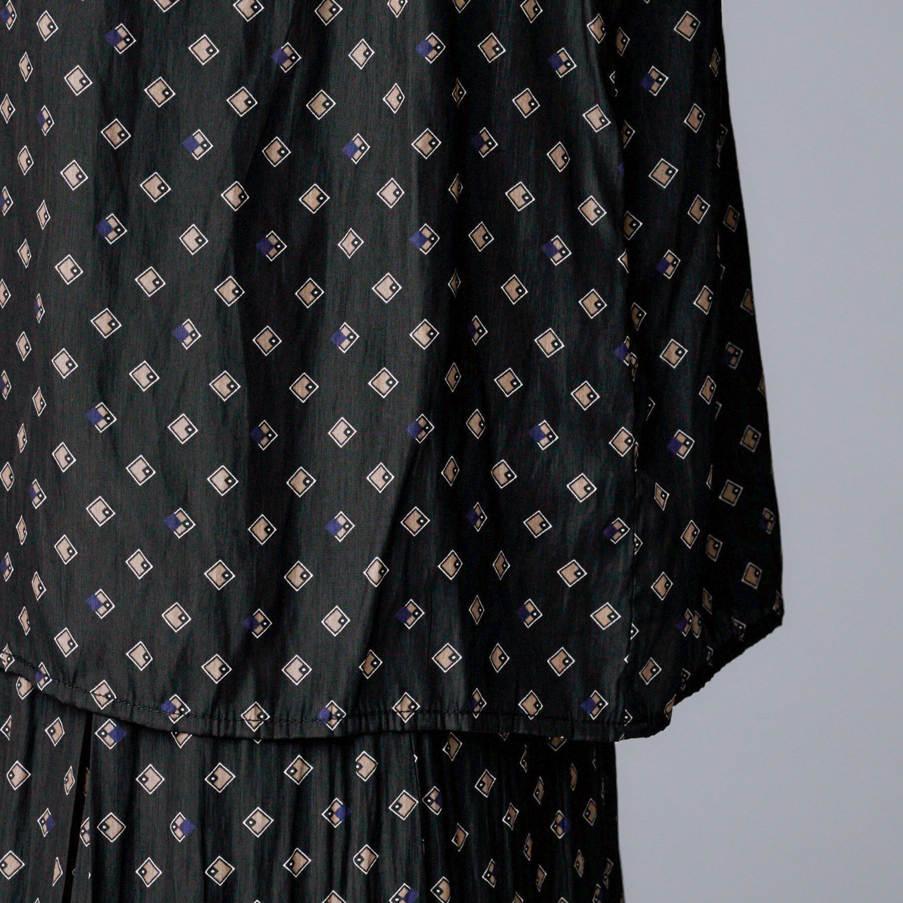 UNTITLED「【セットアップ可/リラクシー/通勤】スクエアジオメ柄ブラウス」|シャツ・ブラウス|