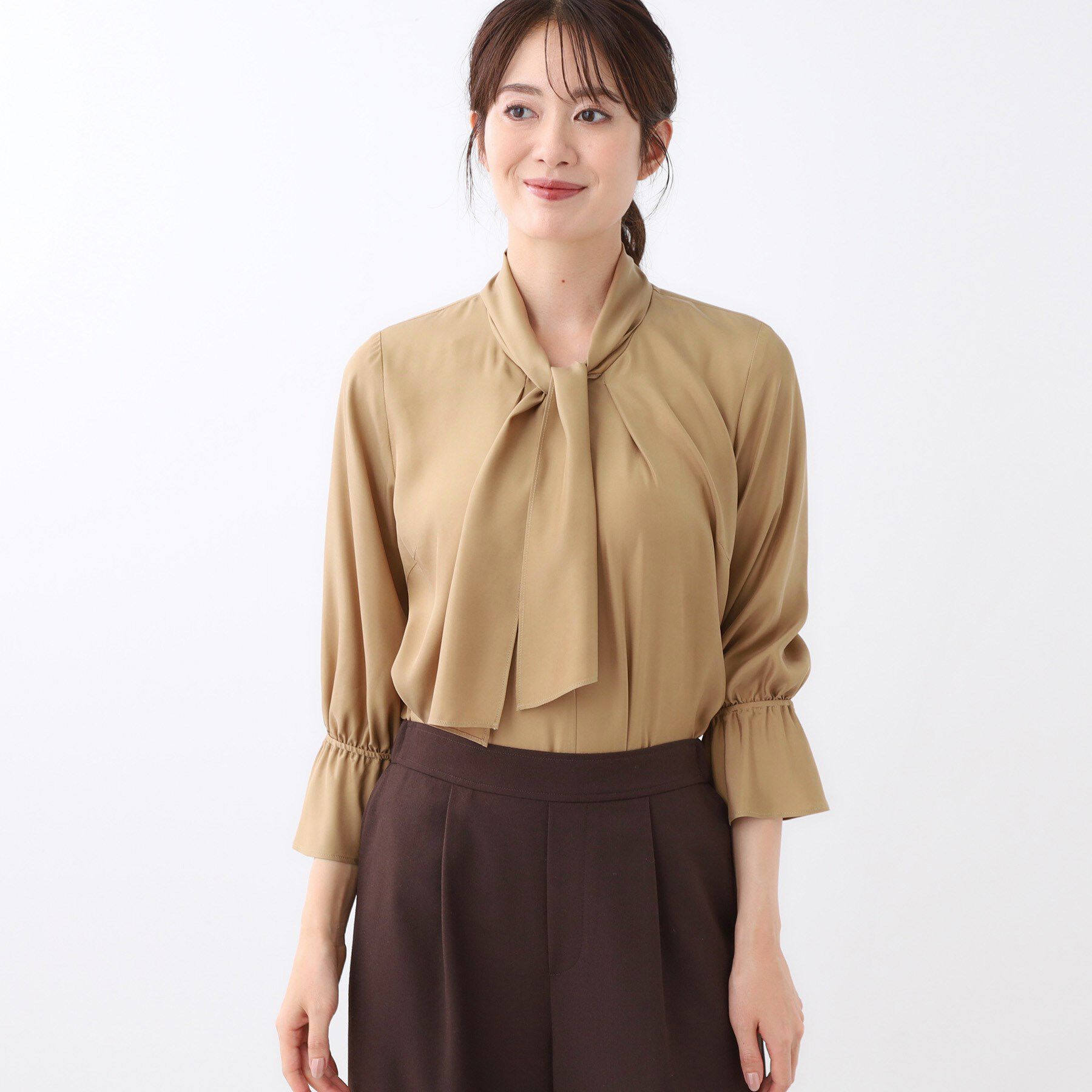 Reflect「【キレイめスタイル／通勤におすすめ◎】ボウタイシャンブレーカラーブラウス」|シャツ・ブラウス|