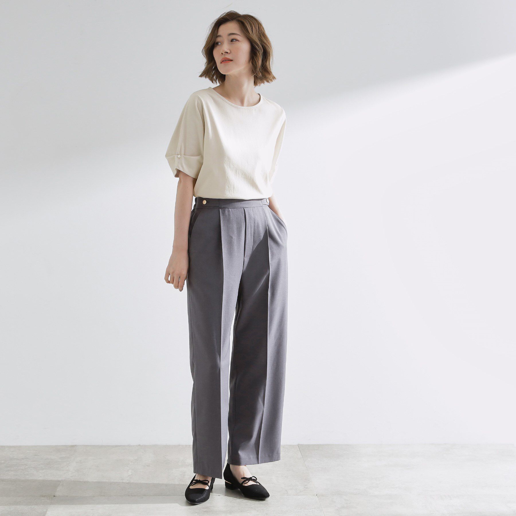 grove「きちんと感と女性らしさ、二の腕カバーが一枚で叶う　袖口パール調ボタンプルオーバー」|Tシャツ・カットソー|