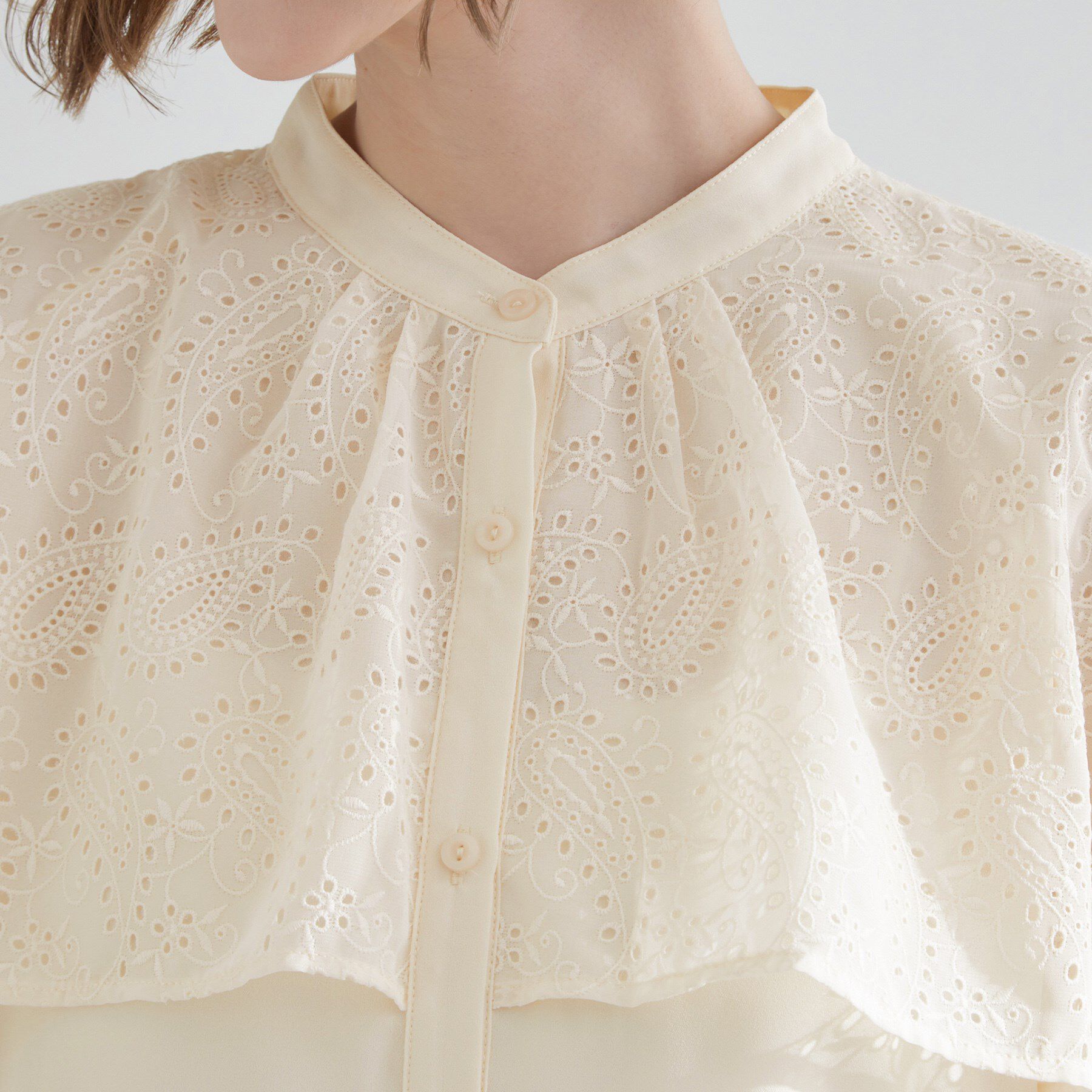 grove「透け感と刺繍で魅せる　ペイズリー刺繍ケープブラウス」|シャツ・ブラウス|