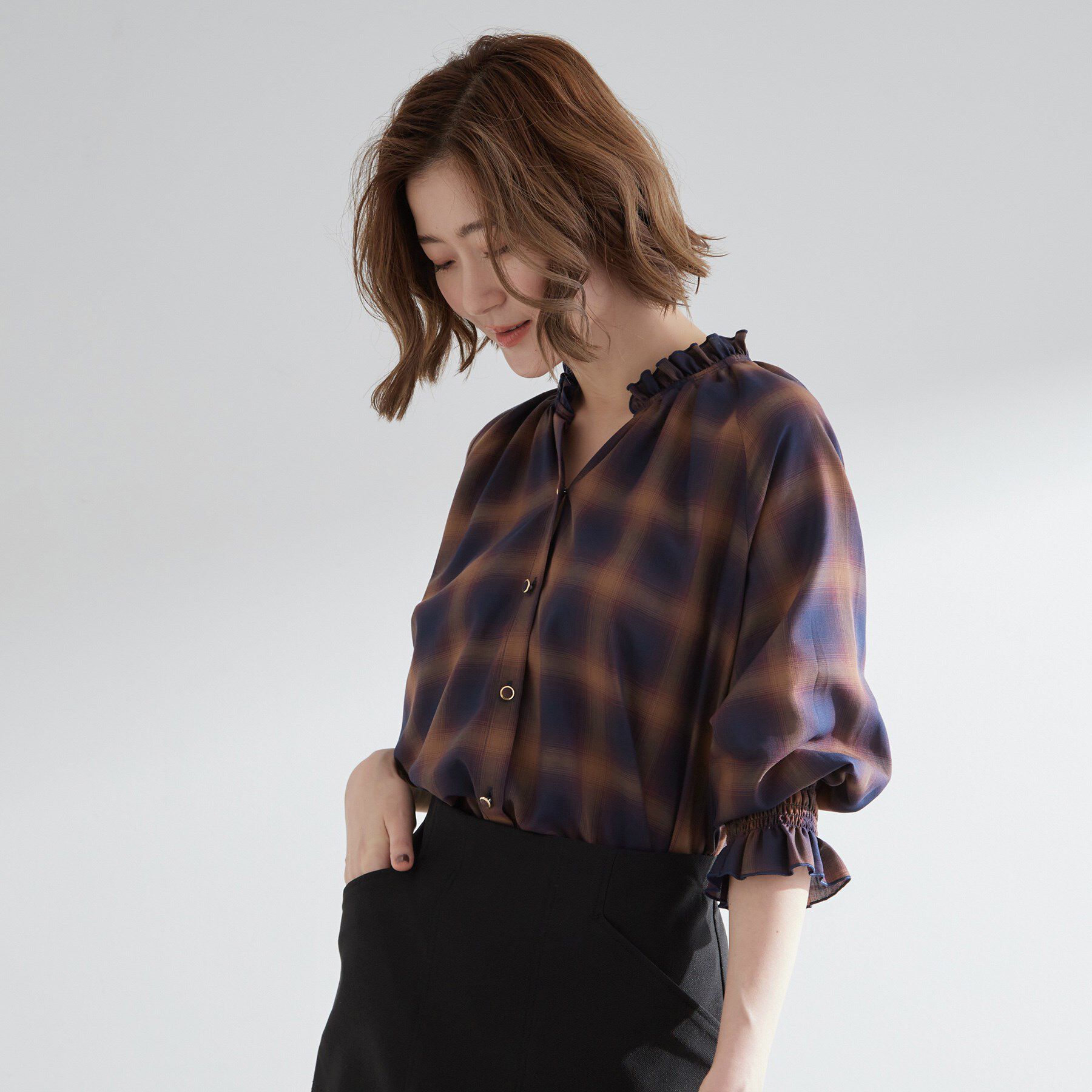 grove「衿もとすっきり一枚で映える 涼しげ秋色チェックブラウス」|シャツ・ブラウス|