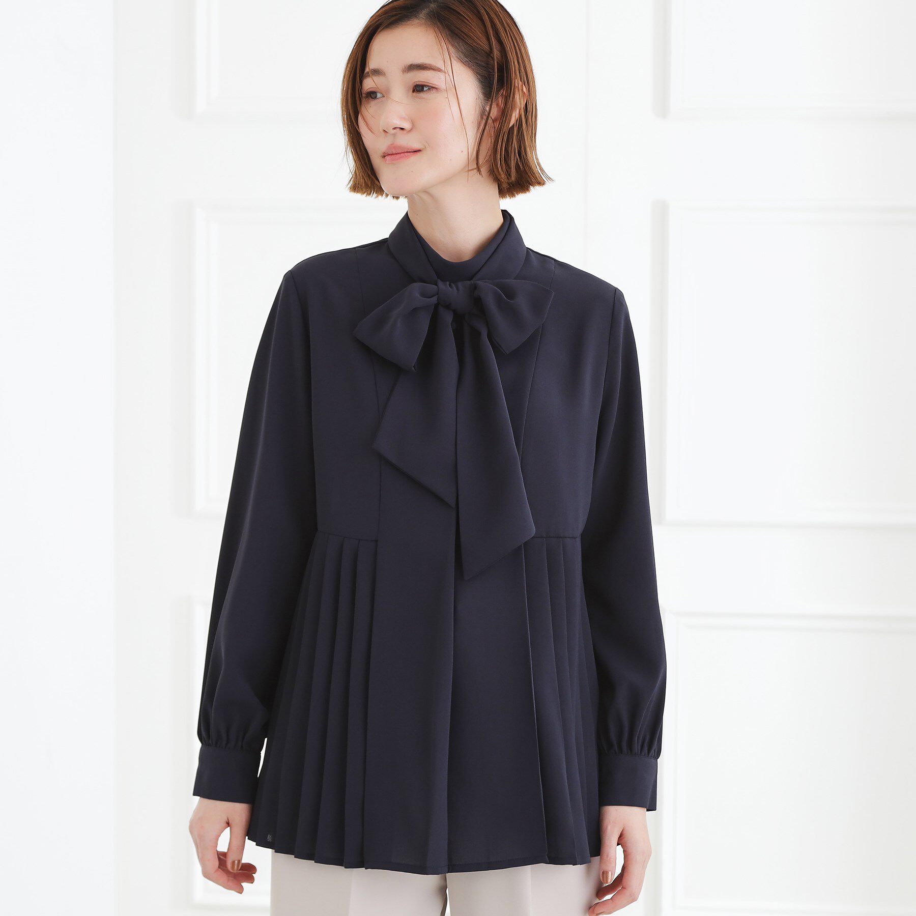 grove「【マシンウォッシュ/防シワ/UVカット】裾プリーツ取り外しボウタイブラウス」|シャツ・ブラウス|ネイビー(094)