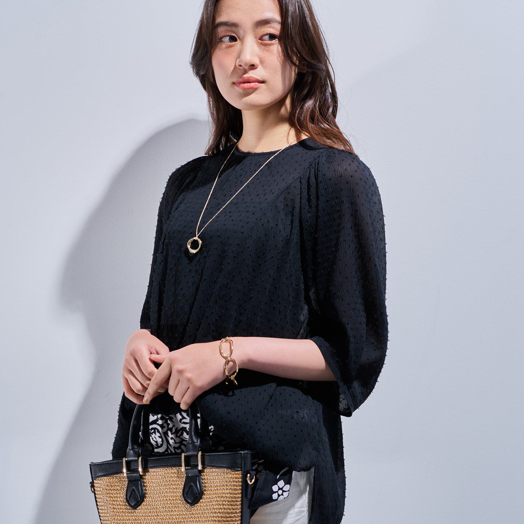 INDIVI「【洗える／ドット柄／凹凸素材】袖コンシャスドルマンブラウス」|シャツ・ブラウス|