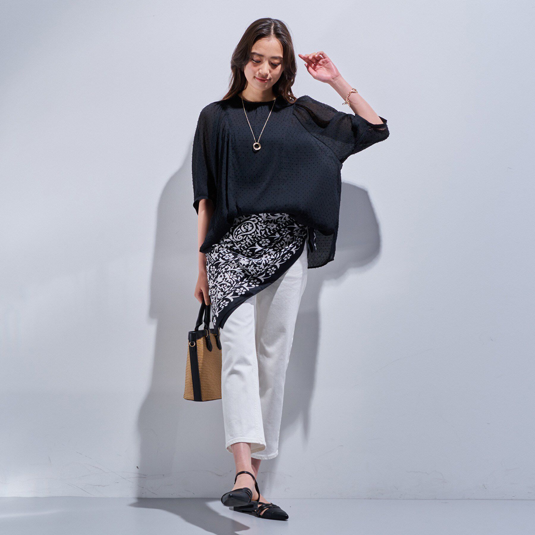 INDIVI「【洗える／ドット柄／凹凸素材】袖コンシャスドルマンブラウス」|シャツ・ブラウス|