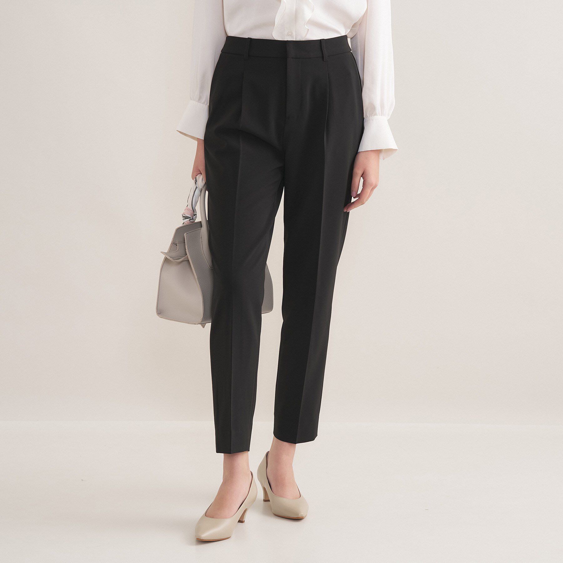 INDIVI「【通勤スーツ／洗える】ストレッチタックテーパードパンツ」|スーツ|ブラック(019)
