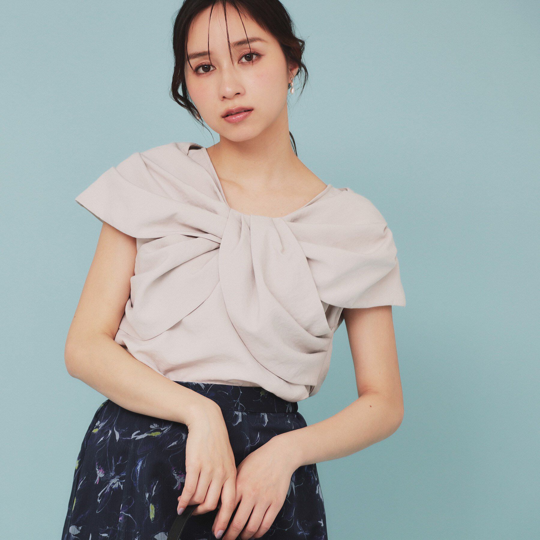 index「ビッグリボンショールブラウス【洗濯機洗い可/吸水速乾/防シワ/抗ピル/イージーアイロン】」|シャツ・ブラウス|グレージュ(050)