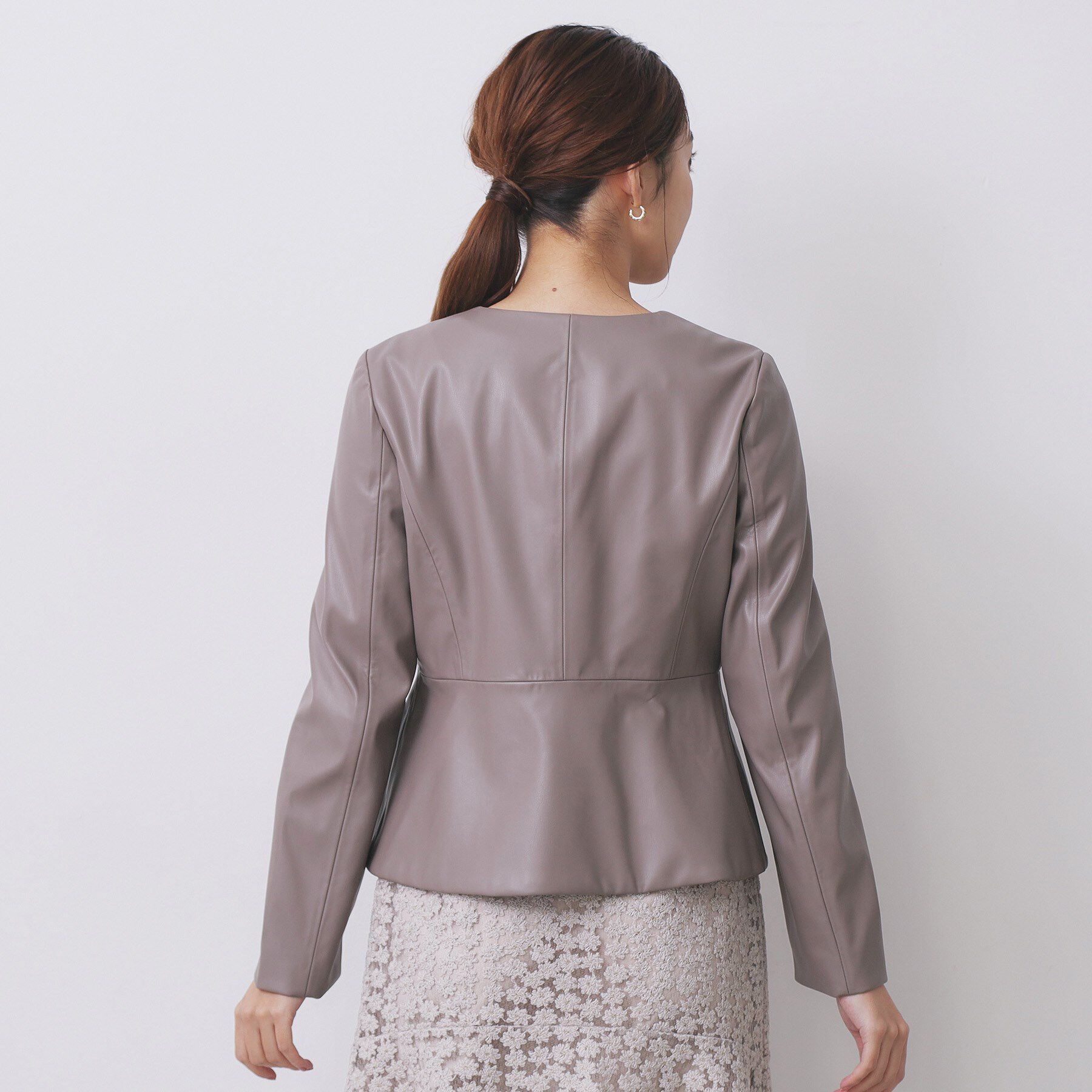 index「レザー調ストレッチペプラムジャケット【洗える】」|ノーカラージャケット|