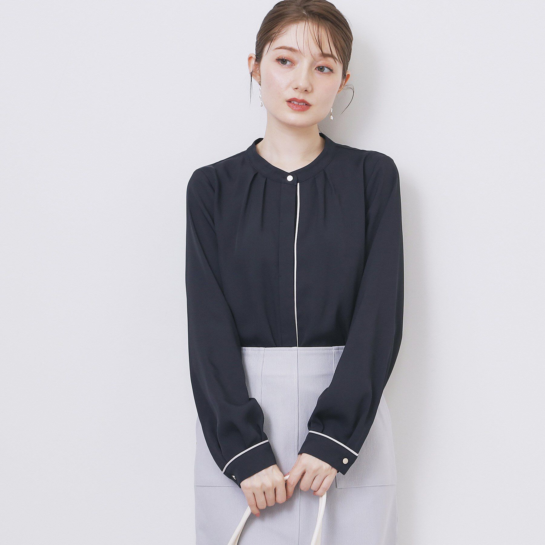 index「タックデザインバンドカラーブラウス【洗濯機OK】」|シャツ・ブラウス|ネイビー(594)