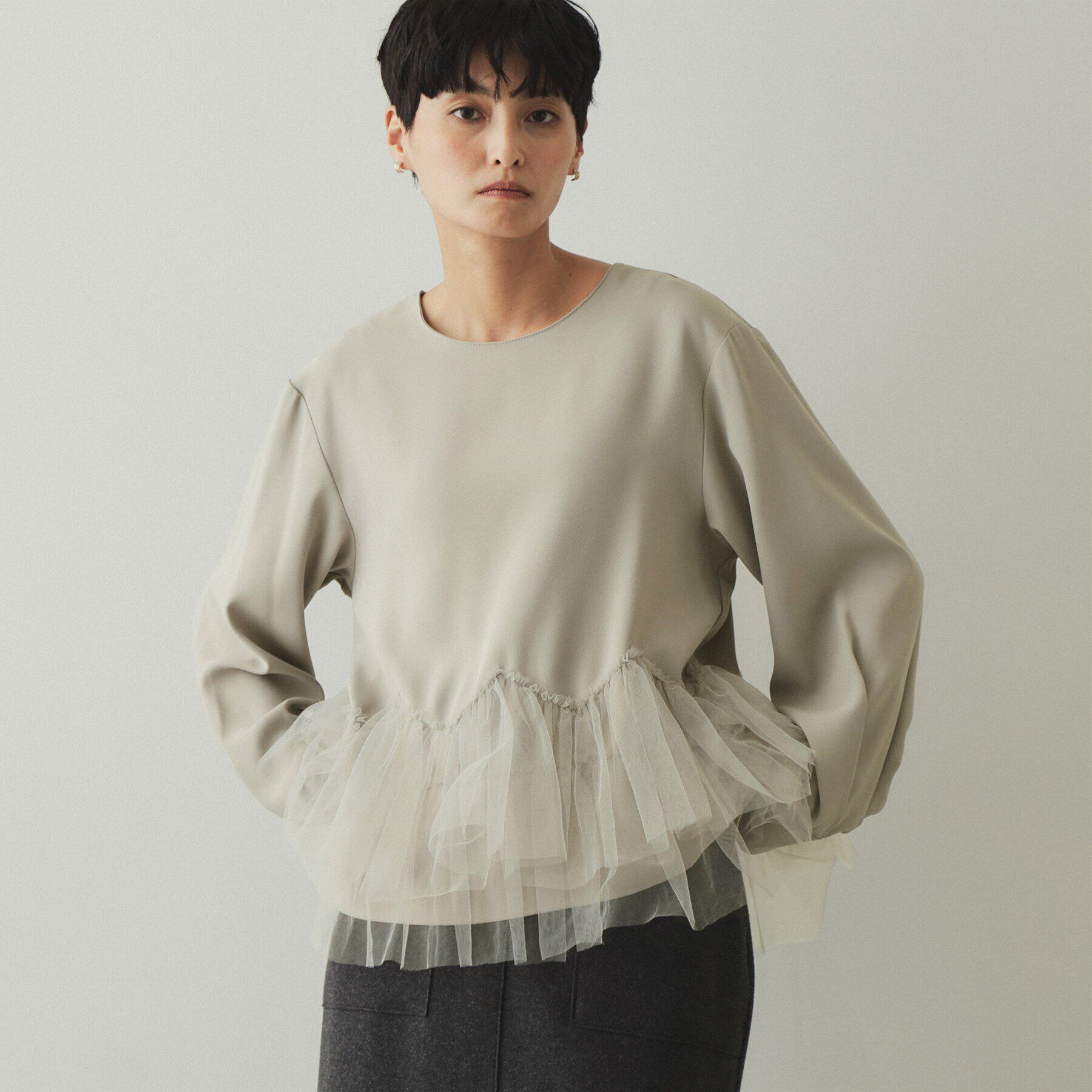 OPAQUE.CLIP「チュールドッキング ペプラムブラウス【洗濯機洗い可】」|シャツ・ブラウス|グレージュ(050)