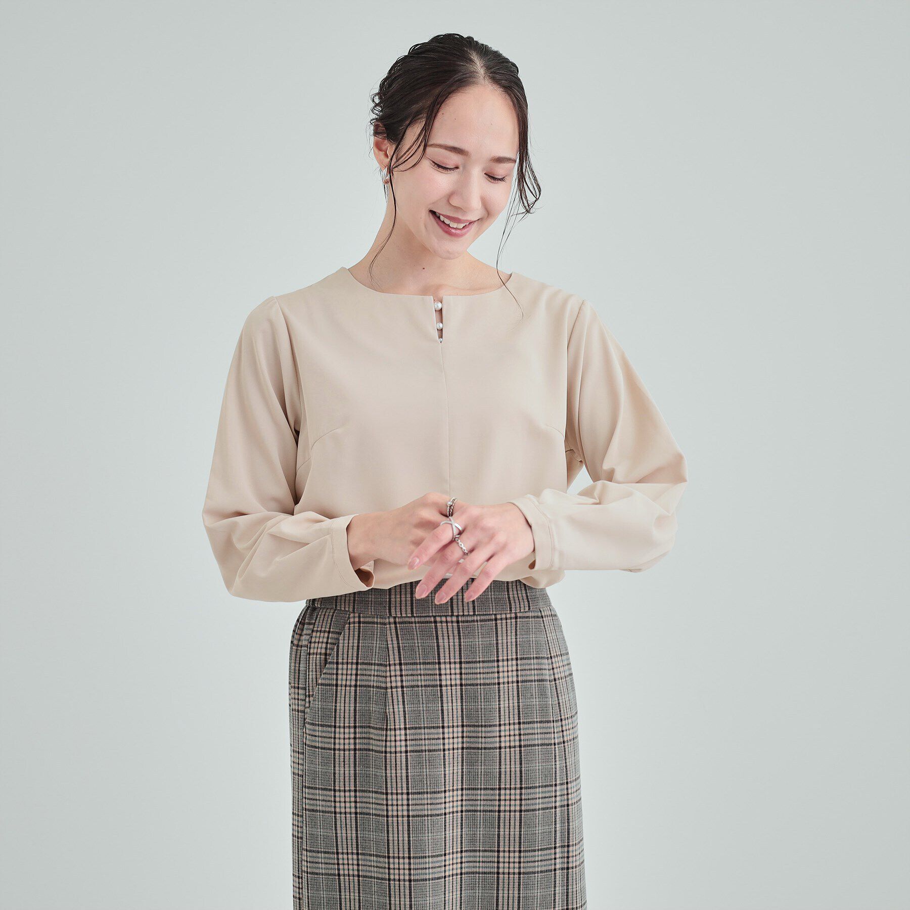 SHOO･LA･RUE「【通勤/セレモニー】華やかさをプラスする パール調キーネックブラウス」|シャツ・ブラウス|