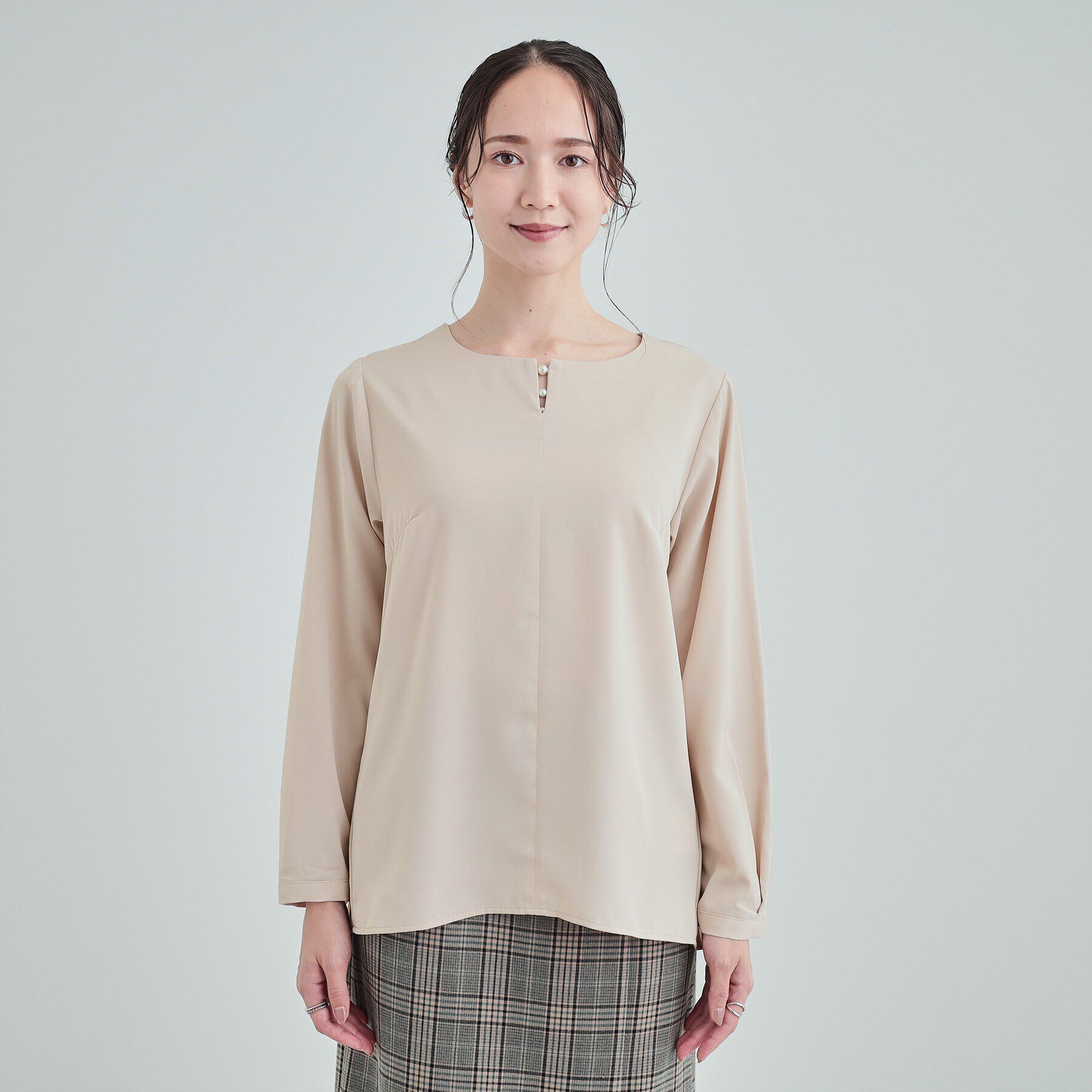 SHOO･LA･RUE「【通勤/セレモニー】華やかさをプラスする パール調キーネックブラウス」|シャツ・ブラウス|