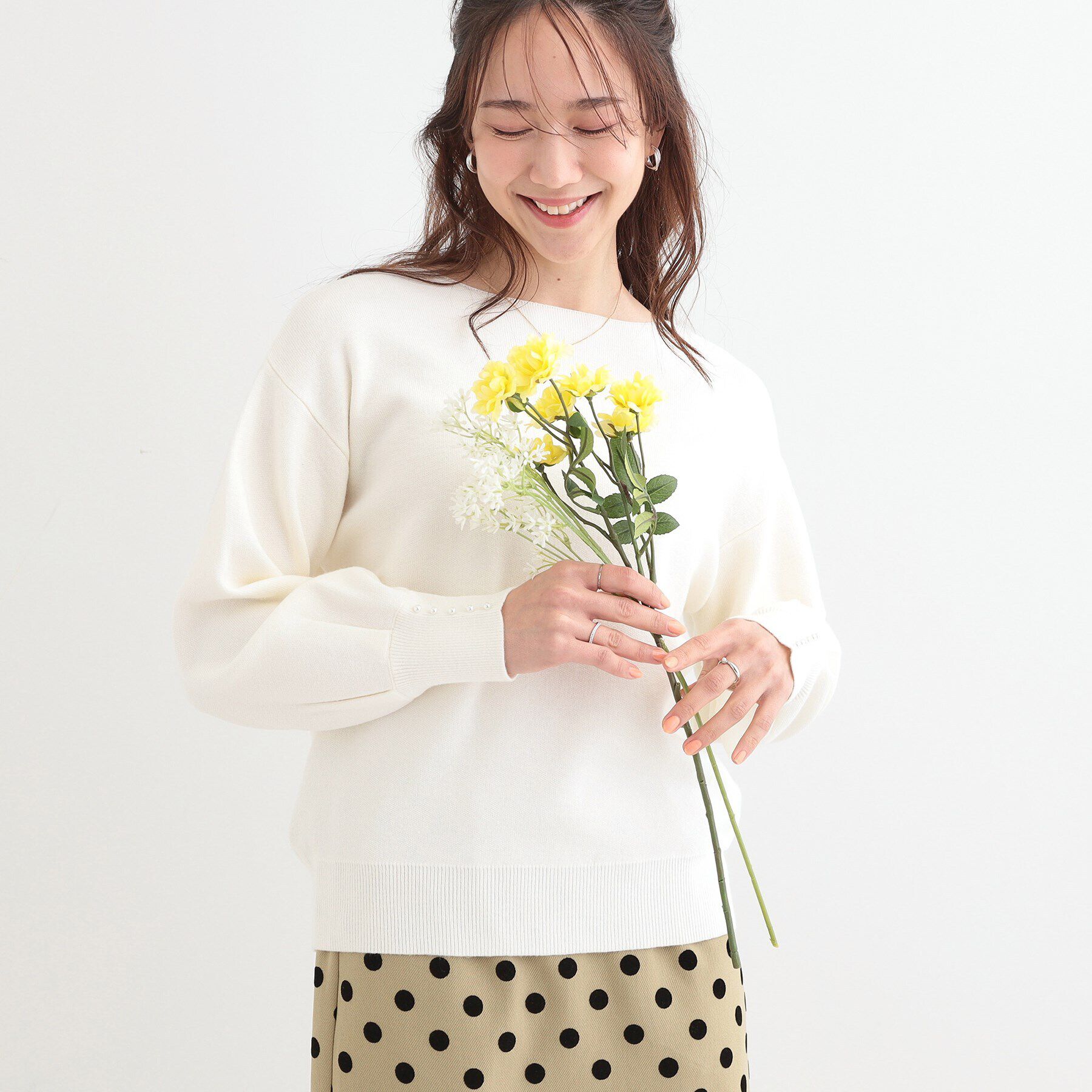 SHOO･LA･RUE「【洗える/S-LL】大人上品 お袖パール調ボタン付き ボートネックニット」|ニット・セーター|オフホワイト(003