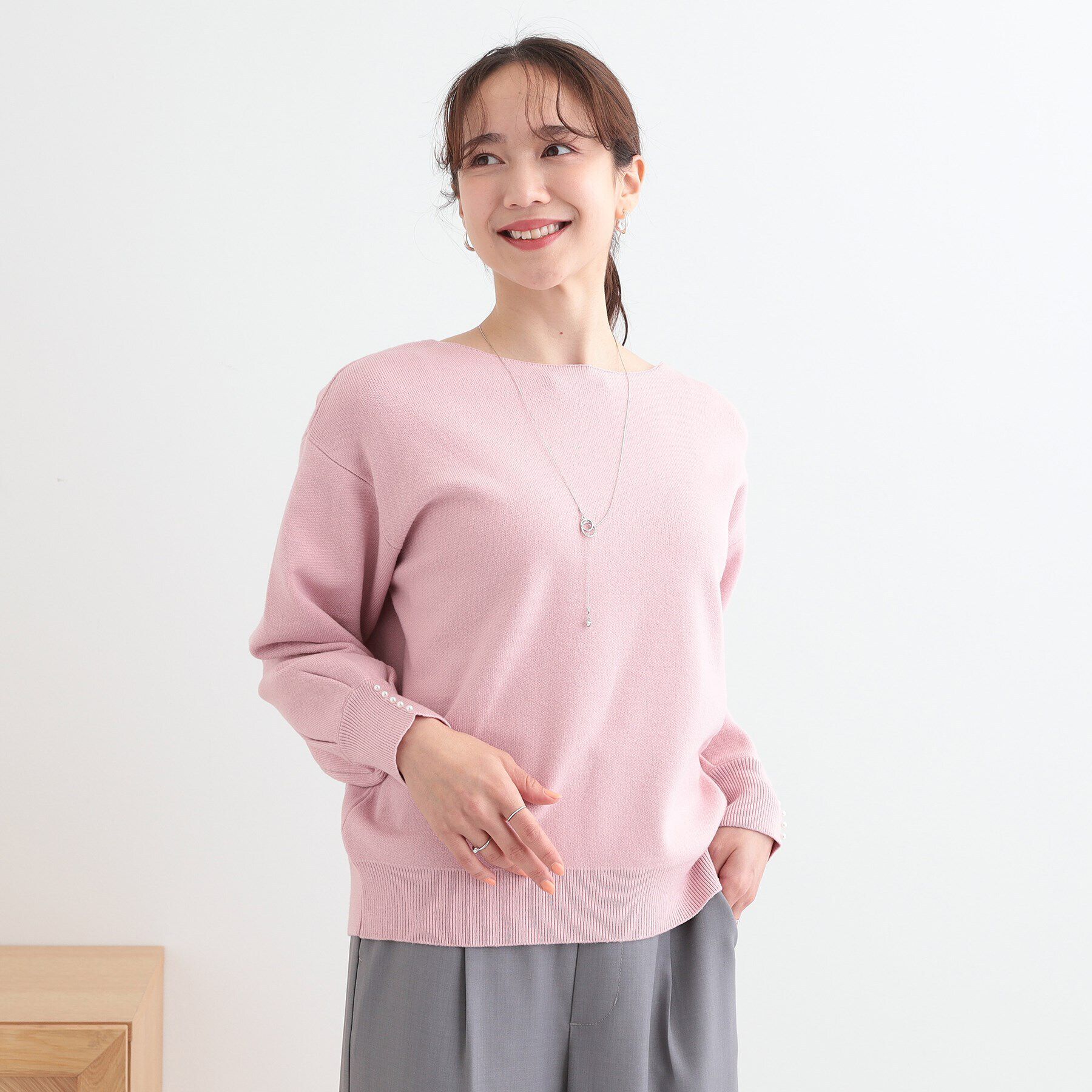 SHOO･LA･RUE「【洗える/S-LL】大人上品 お袖パール調ボタン付き ボートネックニット」|ニット・セーター|