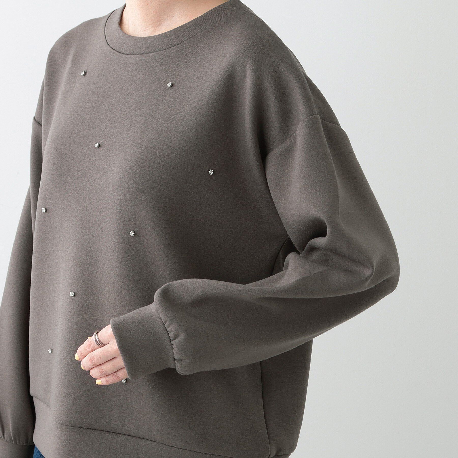 SHOO･LA･RUE「【S-LL】もちさら ビジュー付きトップス」|Tシャツ・カットソー|