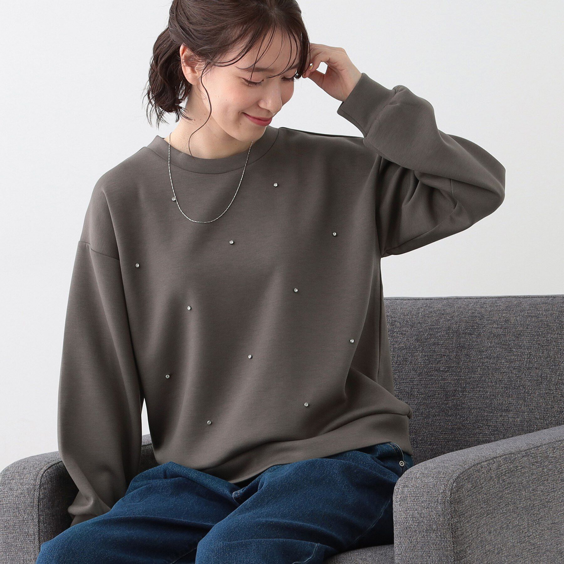 SHOO･LA･RUE「【S-LL】もちさら ビジュー付きトップス」|Tシャツ・カットソー|チャコールグレー(0