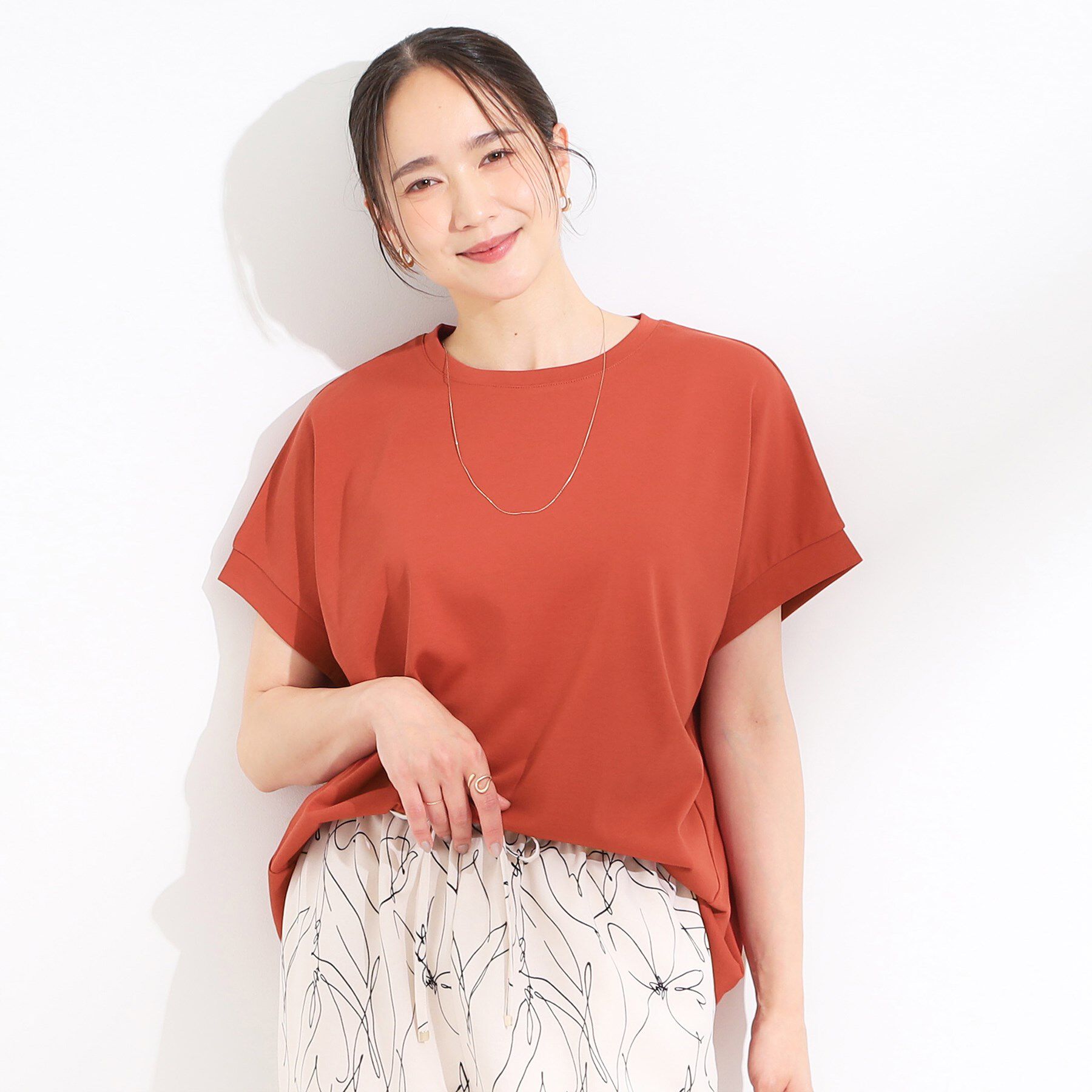 SHOO･LA･RUE「【S-LL/汗ジミ軽減/ひんやり/UV】体型カバーに タック入りドルマントップス」|Tシャツ・カットソー|