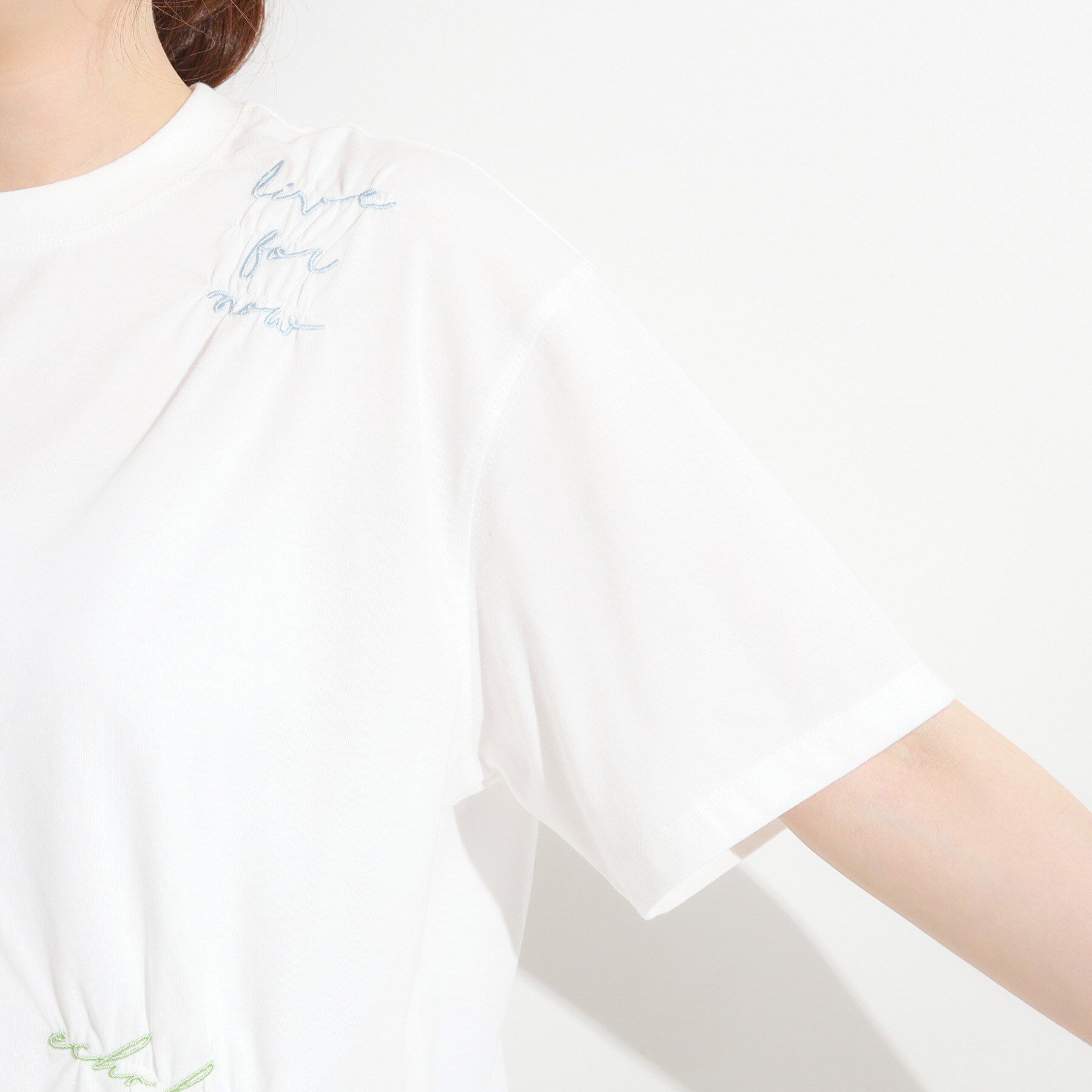 SHOO･LA･RUE「【ひんやり】大人のカジュアルスタイルに レタリング刺繍Tシャツ」|Tシャツ・カットソー|
