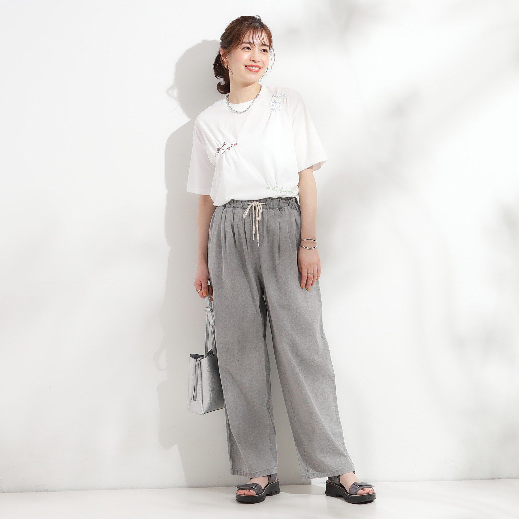 SHOO･LA･RUE「【ひんやり】大人のカジュアルスタイルに レタリング刺繍Tシャツ」|Tシャツ・カットソー|