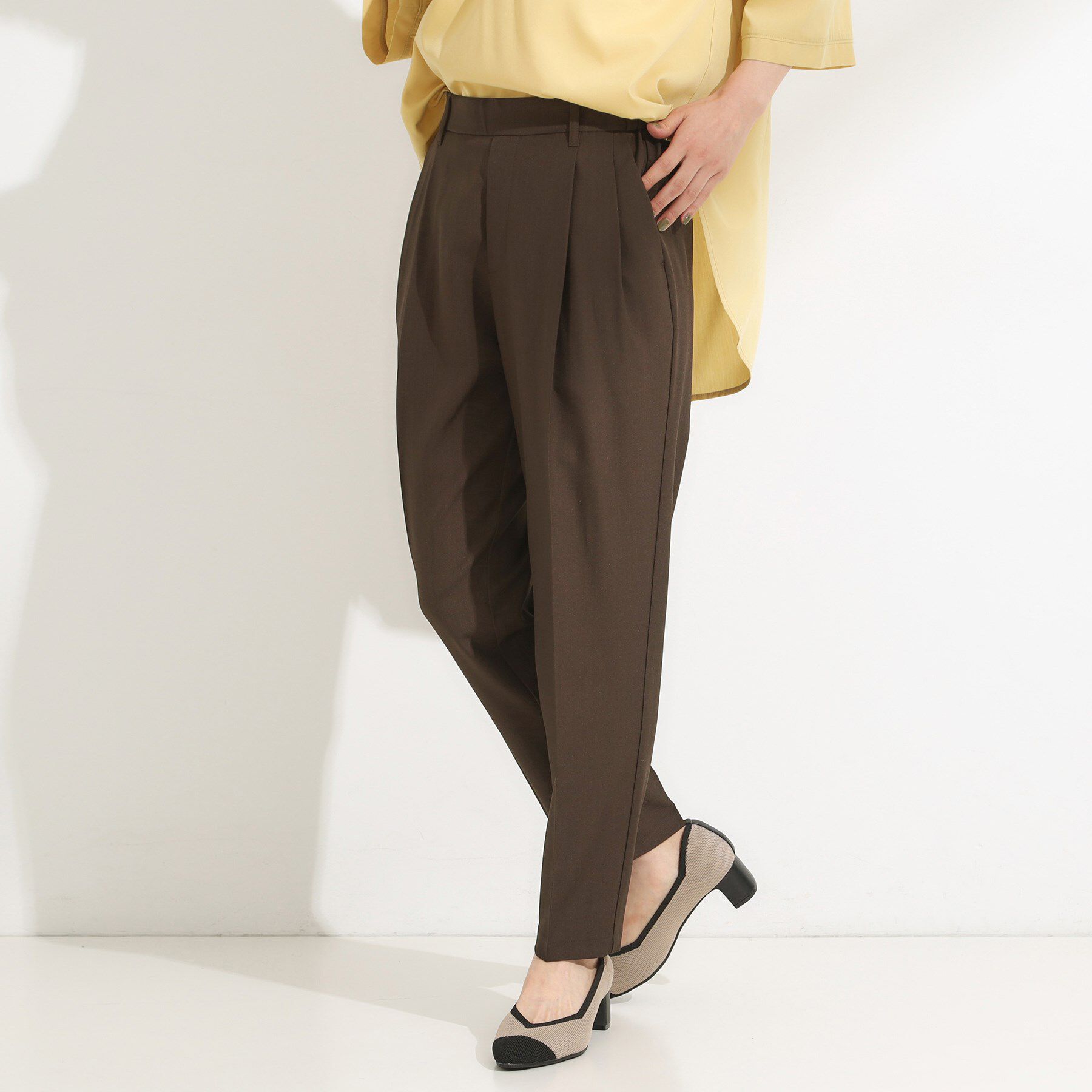 SHOO･LA･RUE「【洗濯機可】きれいめにもカジュアルにも 麻調テーパードパンツ」|その他|ブラウン(044)