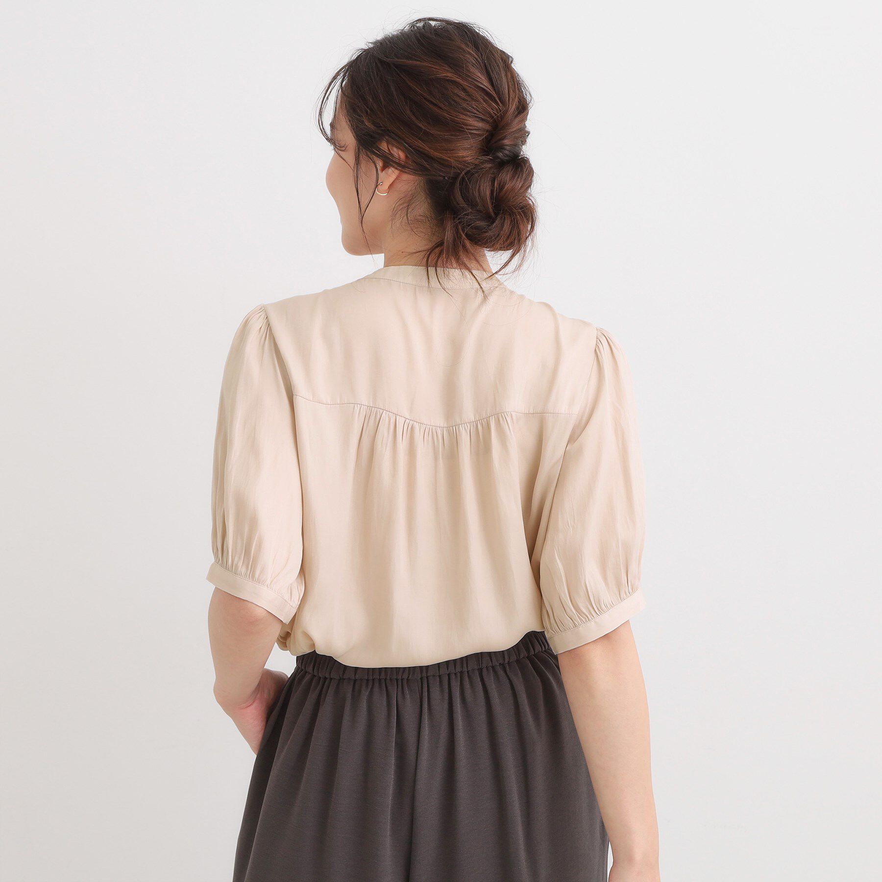 SHOO･LA･RUE「【洗える/S-LL】お仕事にもデイリーにも サテン5分袖ブラウス」|シャツ・ブラウス|