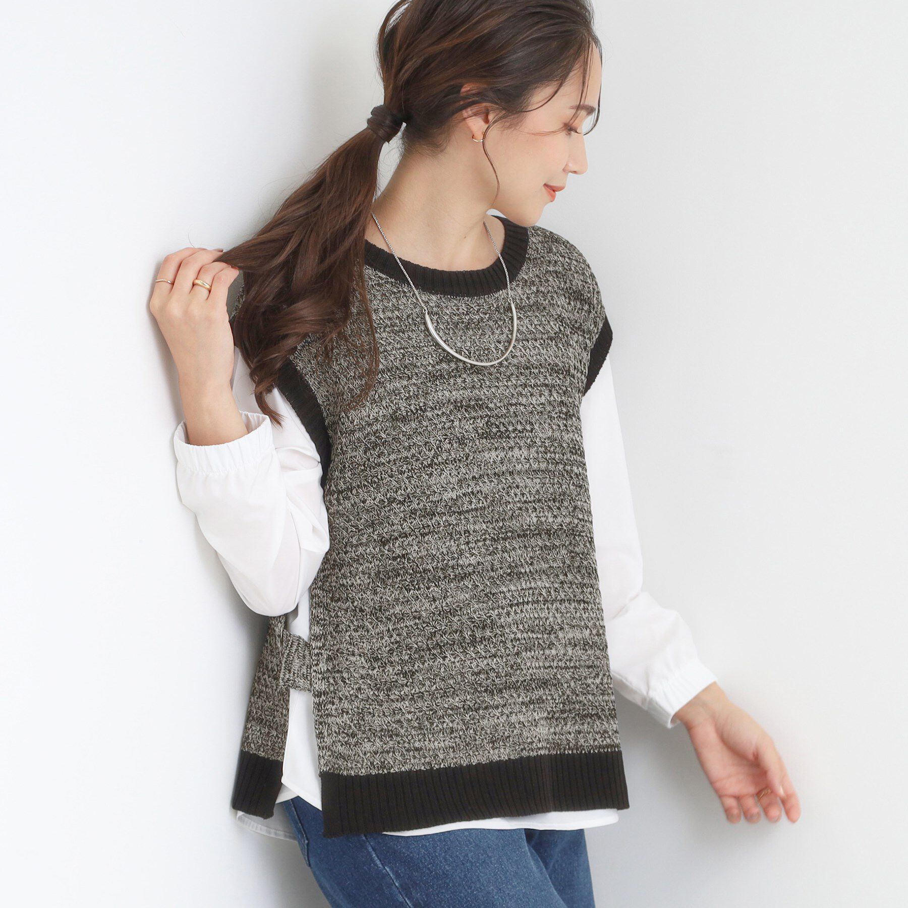 SHOO･LA･RUE「【2点セット/S-LL】着回しいろいろ 編み柄ベスト&times;ブラウス」|ニット・セーター|ブラック(019)