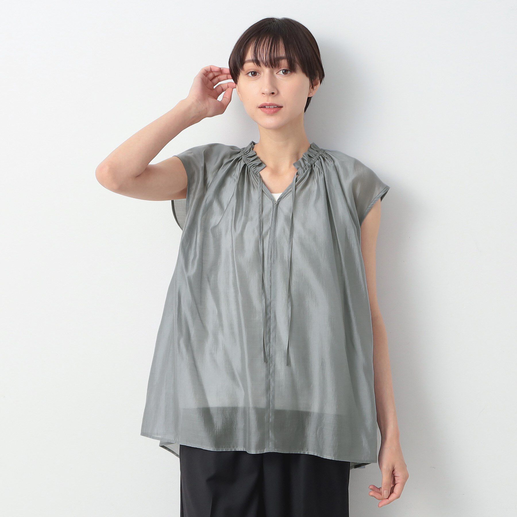 Dessin「【洗える】フリルネックブラウス」|シャツ・ブラウス|グレー(012)