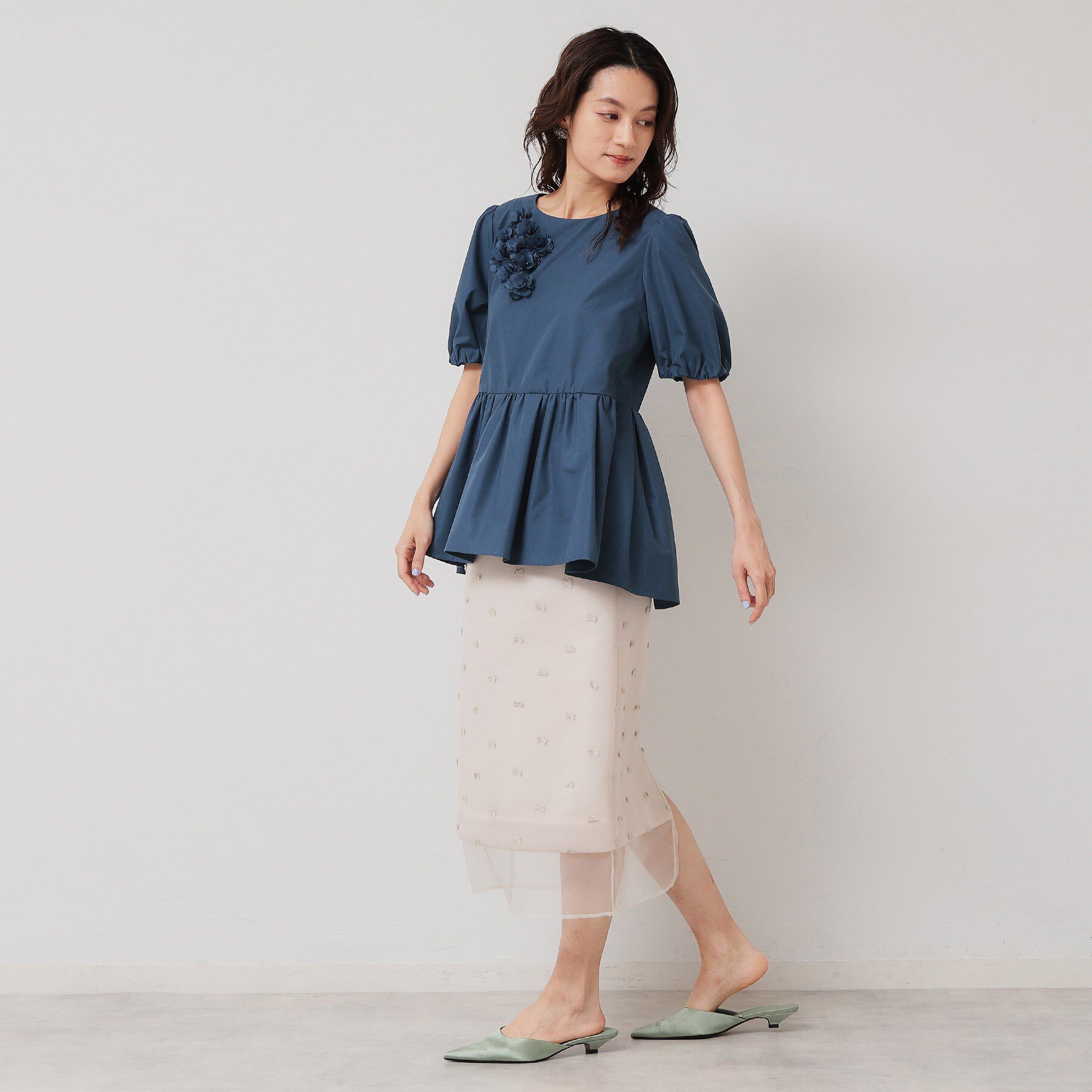 SunaUna「【接触冷感／ペプラム】コサージュ風ブラウス」|シャツ・ブラウス|