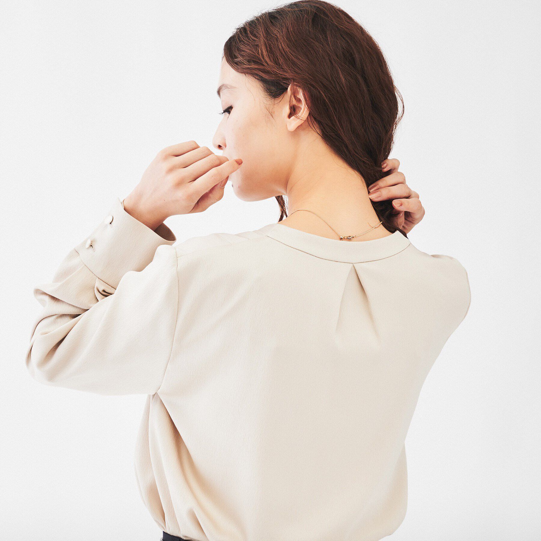 UNTITLED「【通勤スーツ/入卒/セレモニー】サテンVネックブラウス」|シャツ・ブラウス|