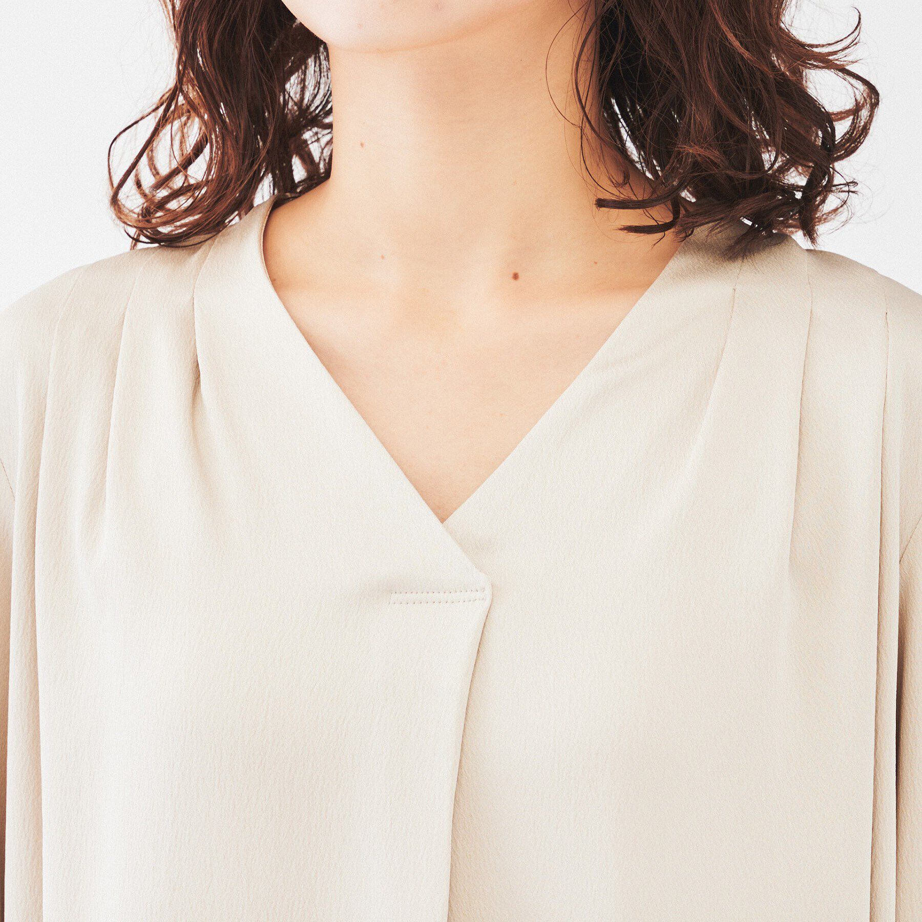 UNTITLED「【通勤スーツ/入卒/セレモニー】サテンVネックブラウス」|シャツ・ブラウス|