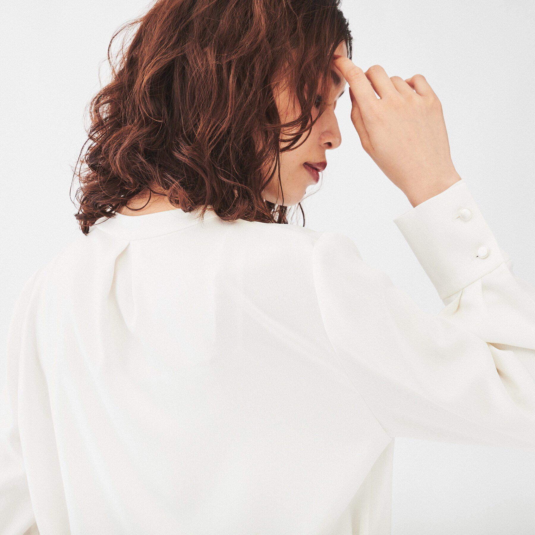 UNTITLED「【通勤スーツ/入卒/セレモニー】サテンVネックブラウス」|シャツ・ブラウス|