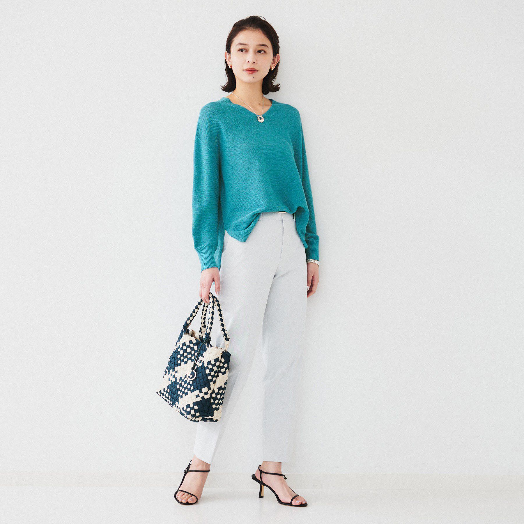 UNTITLED「【体型カバー/清涼感】サイドスリット Vネックニット」|ニット・セーター|