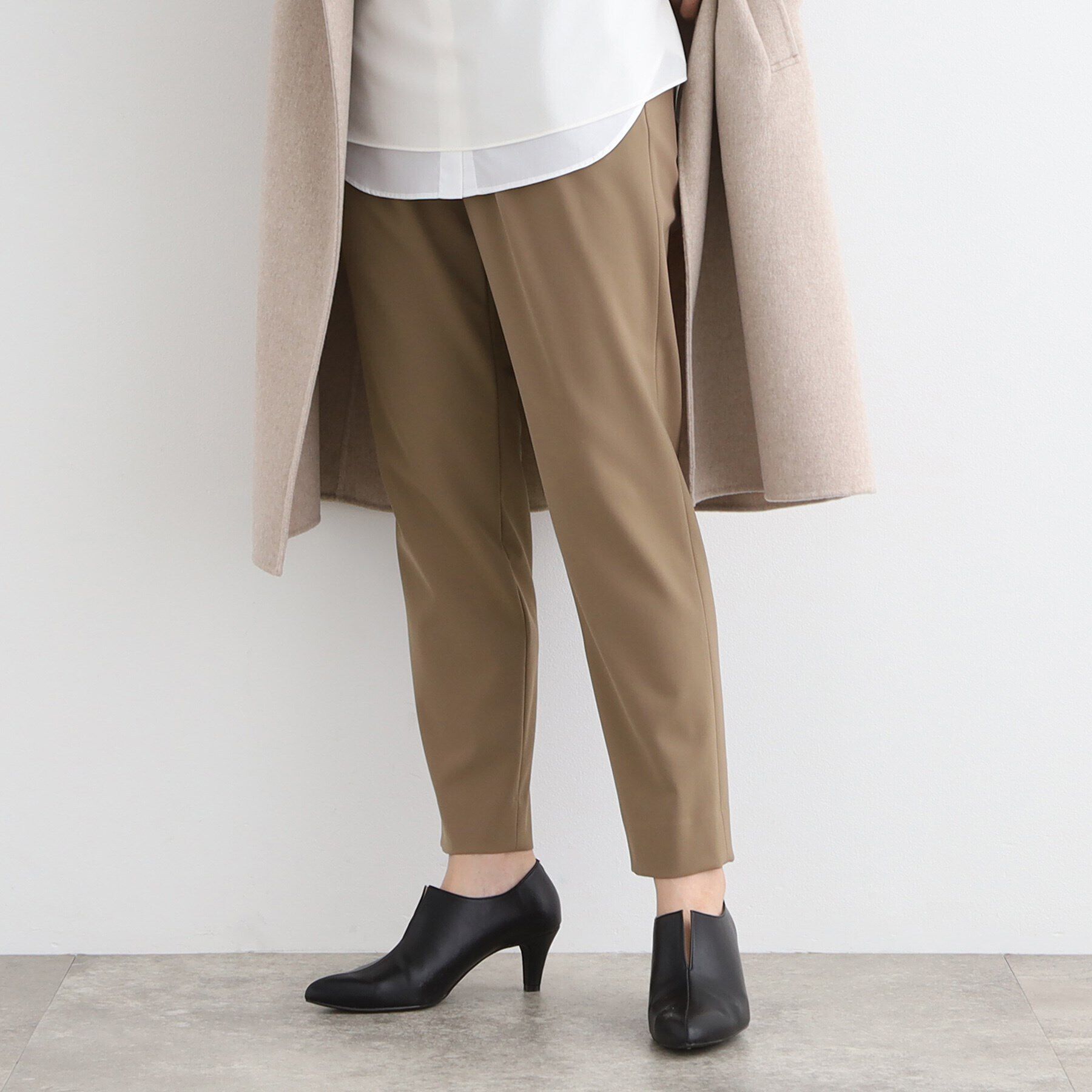 INDIVI「【褒められパンツ／高ストレッチ／ウエストゴム】タックテーパードパンツ」|その他|モカブラウン(042