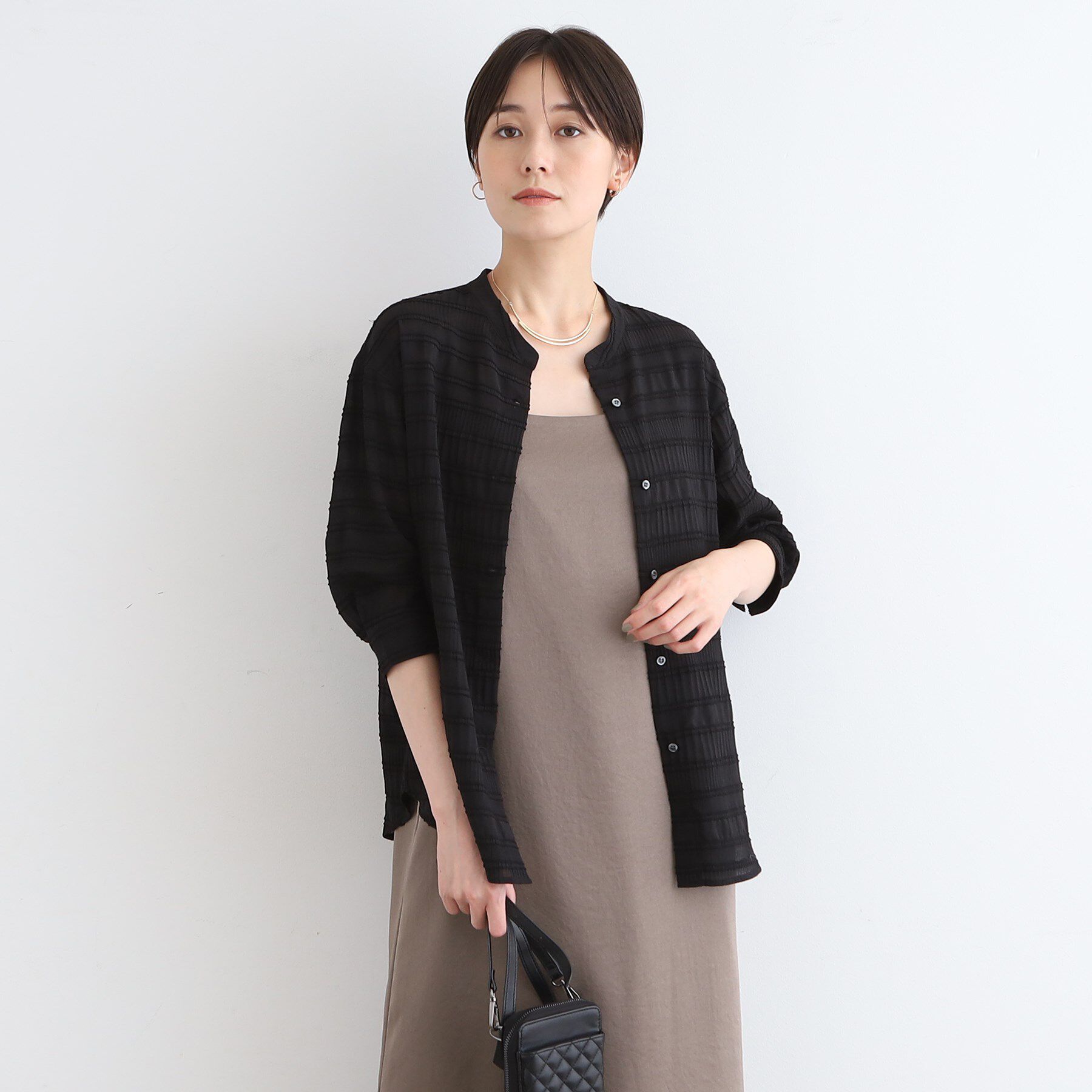 INDIVI「【洗える】シャーリングバンドカラーブラウス」|シャツ・ブラウス|ブラック(019)