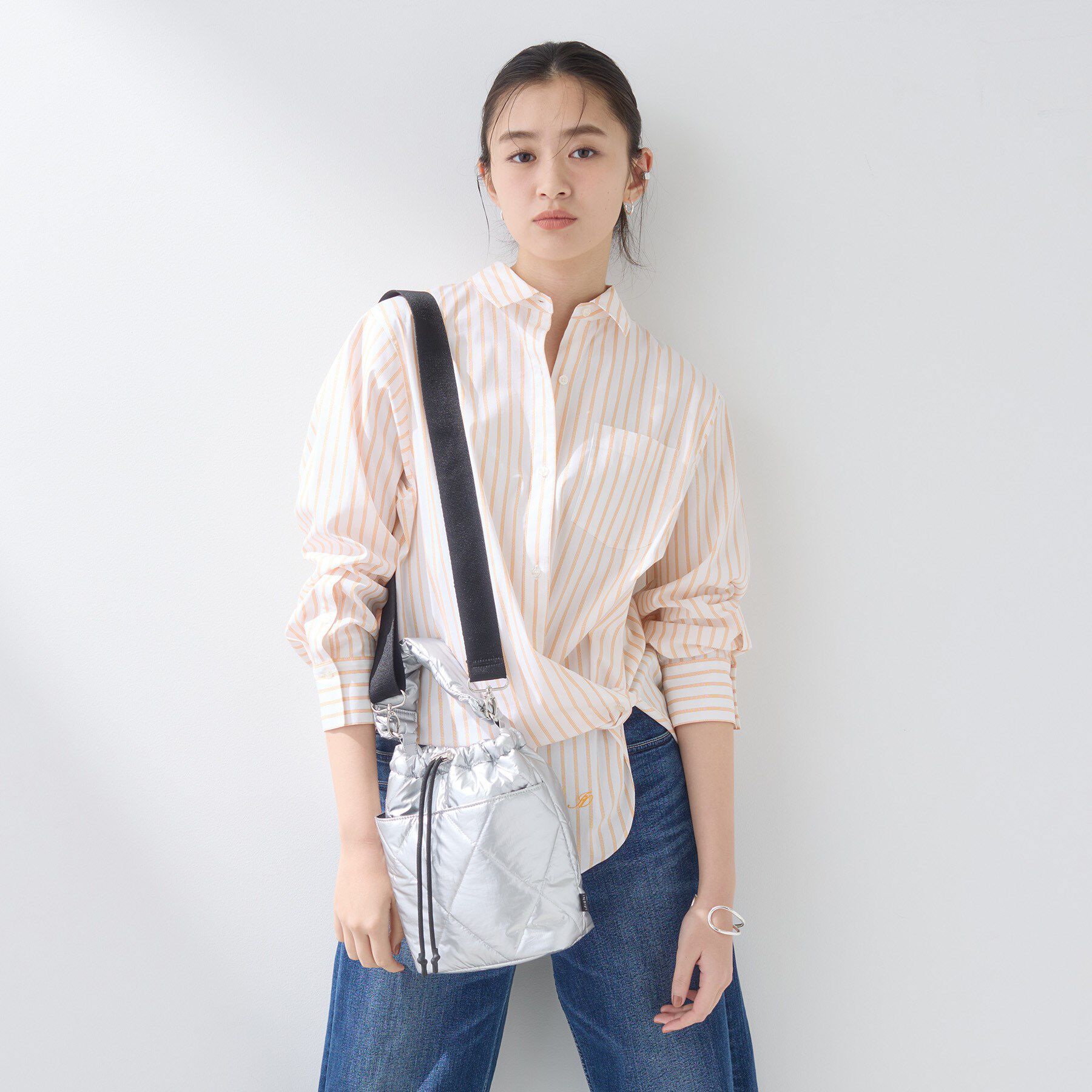 INDIVI「【大人カジュアル／ショルダー付】ふかふか巾着バッグ」|ハンドバッグ|シルバー(006)