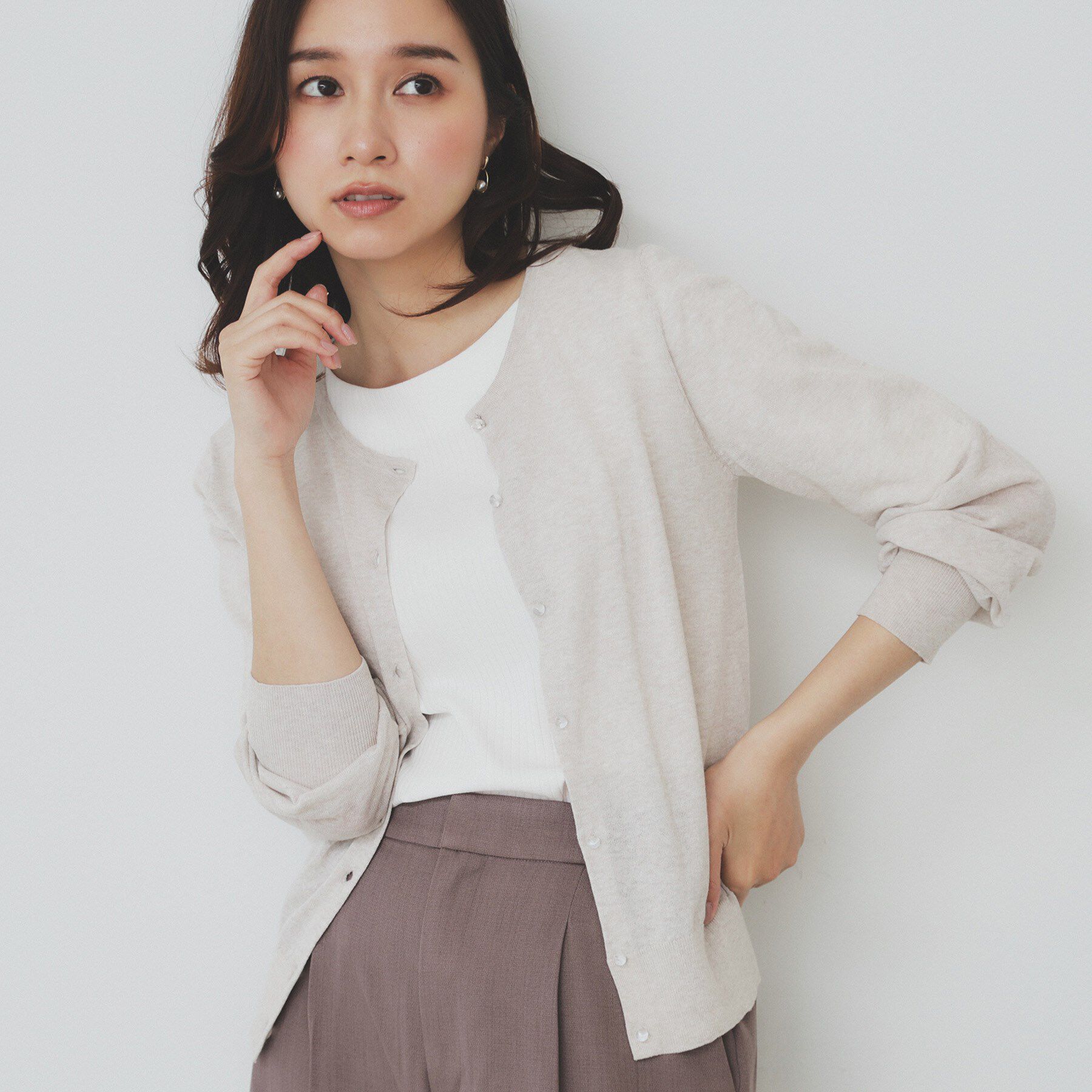 index「《7色展開/XS-LLサイズ》ビジューボタンクルーネックカーディガン【洗濯機洗い可】」|カーディガン|ライトベージュ(05