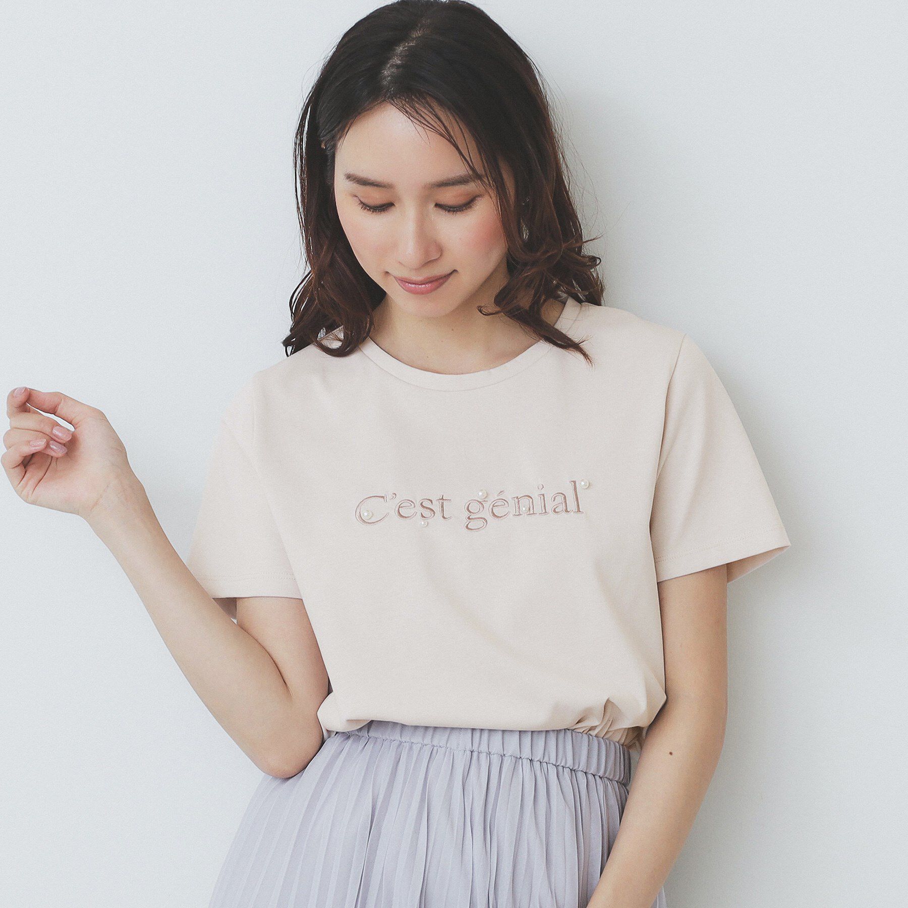 index「パール調刺繍ロゴTシャツ【汗ジミ防止/吸水速乾/接触冷感/UVケア/洗濯機洗い可】」|Tシャツ・カットソー|グレージュ(050)