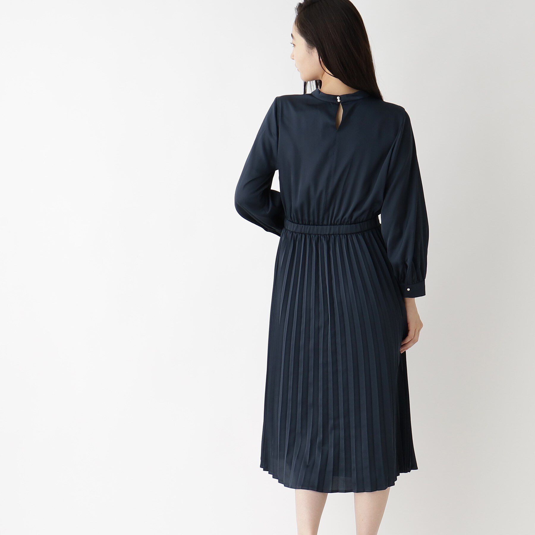 OPAQUE.CLIP「≪通勤・セレモニー対応≫ サテンプリーツワンピース【洗濯機洗い可】」|ワンピース|