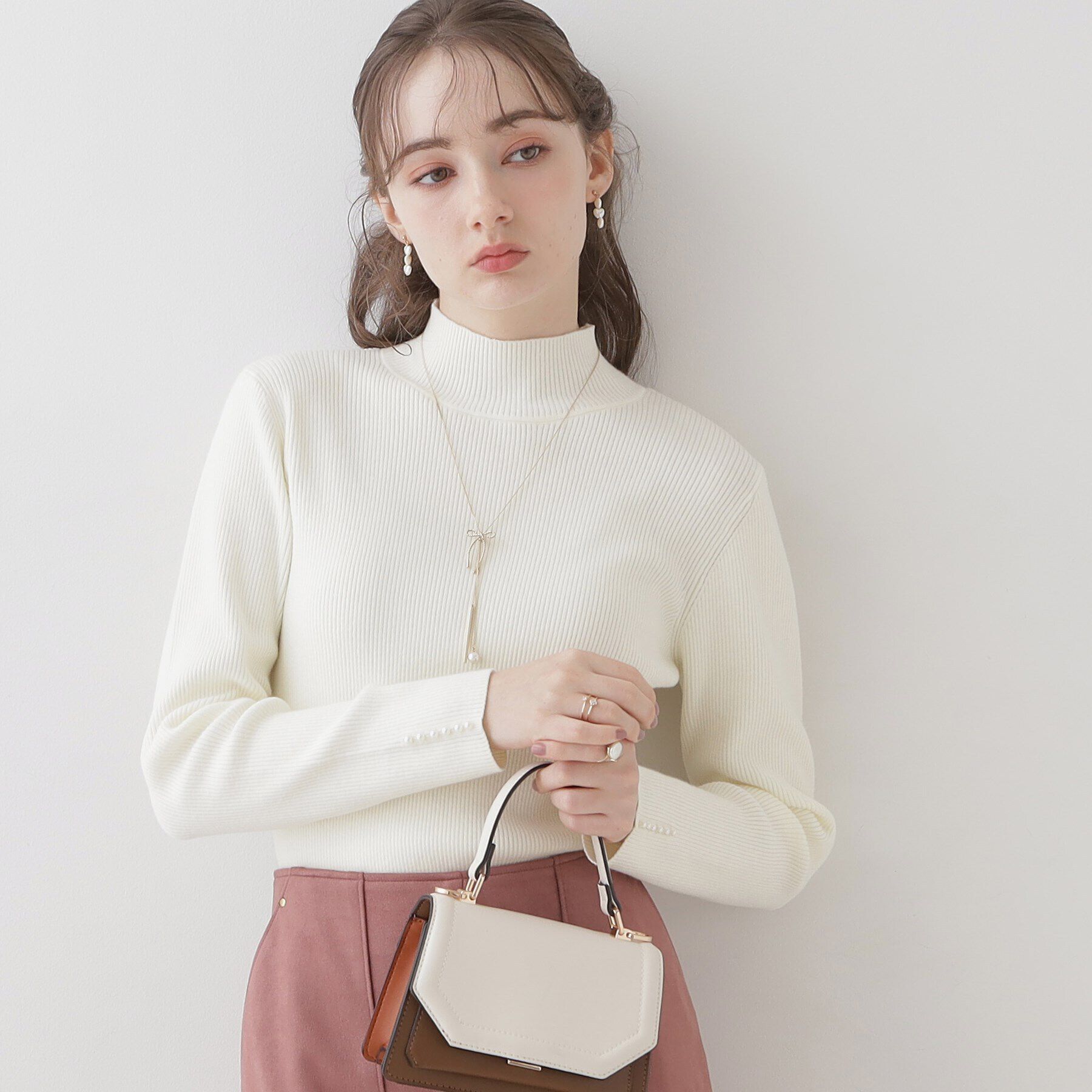 Couture broach「【柔らかなタッチ・吸湿発熱・帯電防止機能付き】サスティナブルフェイクパールリブニット」|ニット・セーター|ｵﾌﾎﾜｲﾄ(003)