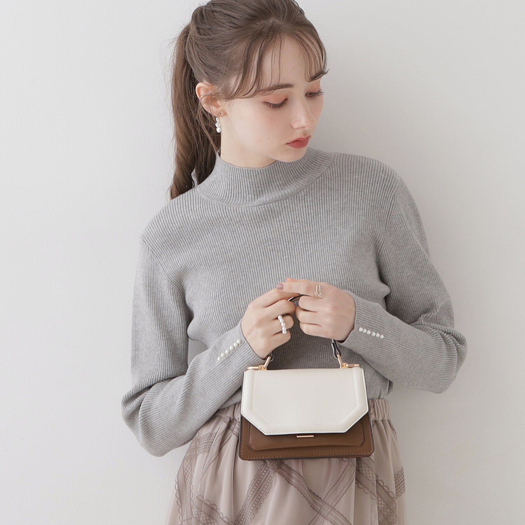 Couture broach「【柔らかなタッチ・吸湿発熱・帯電防止機能付き】サスティナブルフェイクパールリブニット」|ニット・セーター|