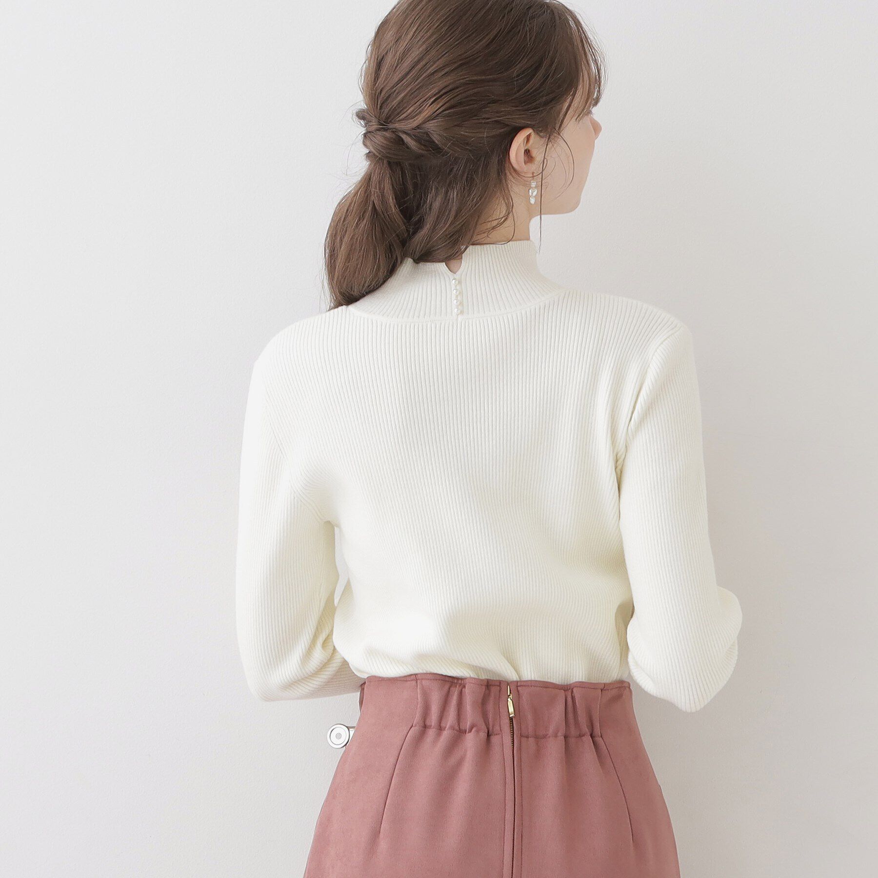 Couture broach「【柔らかなタッチ・吸湿発熱・帯電防止機能付き】サスティナブルフェイクパールリブニット」|ニット・セーター|
