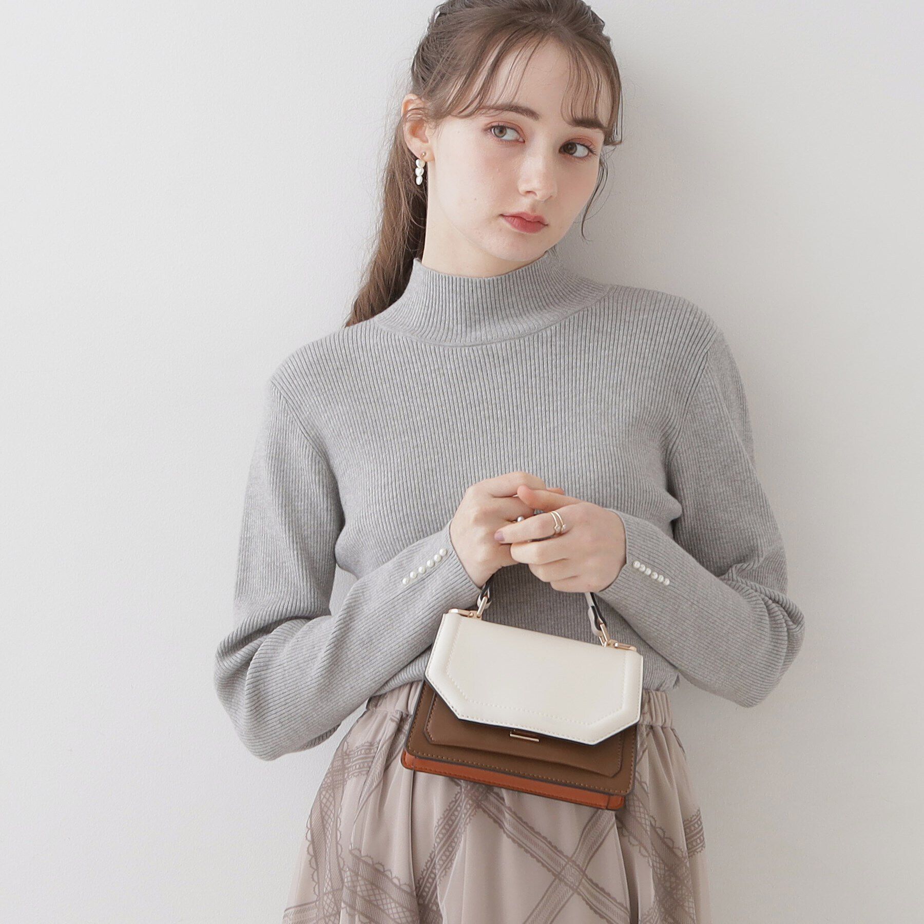 Couture broach「【柔らかなタッチ・吸湿発熱・帯電防止機能付き】サスティナブルフェイクパールリブニット」|ニット・セーター|ｸﾞﾚｰ(012)