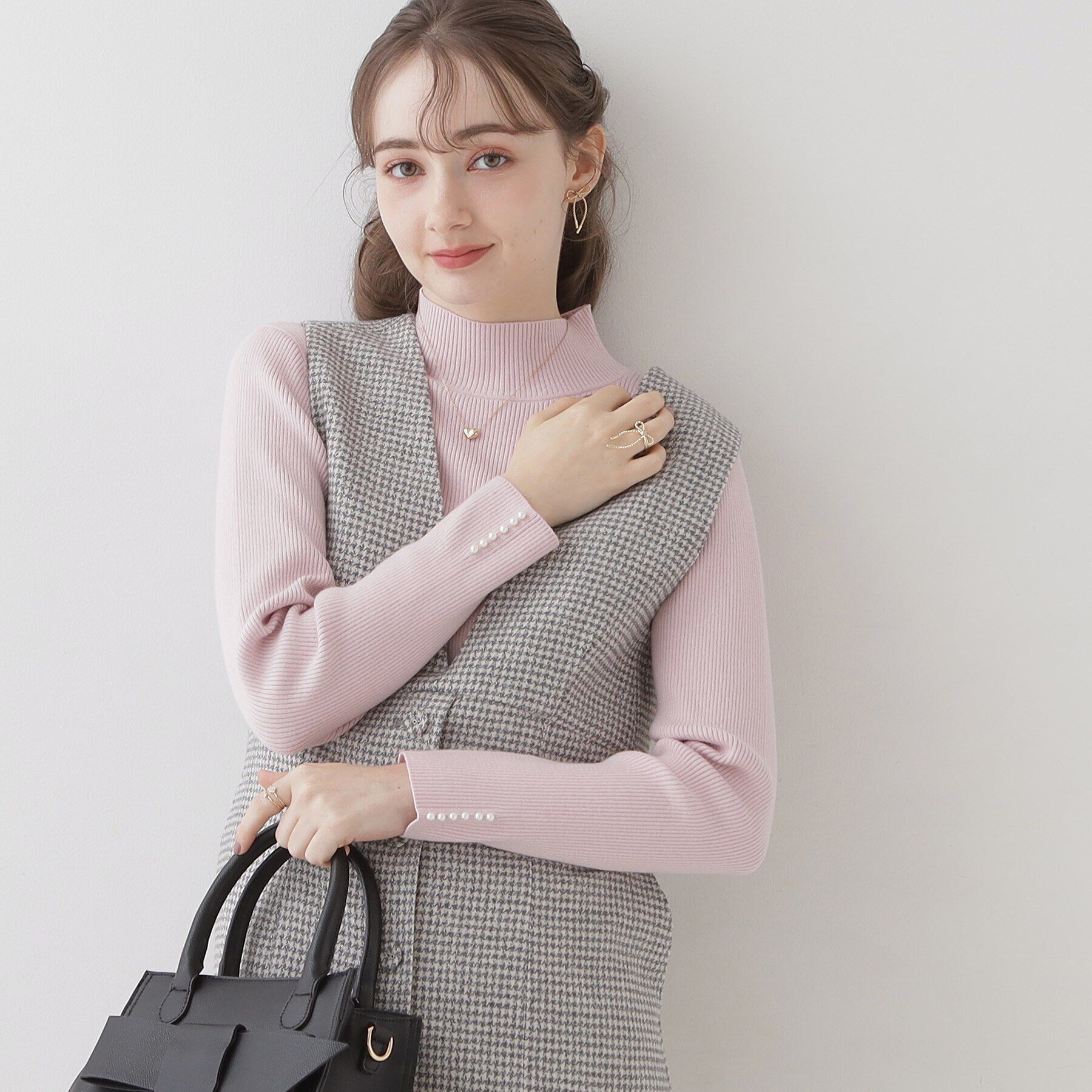 Couture broach「【柔らかなタッチ・吸湿発熱・帯電防止機能付き】サスティナブルフェイクパールリブニット」|ニット・セーター|ﾋﾟﾝｸ(071)