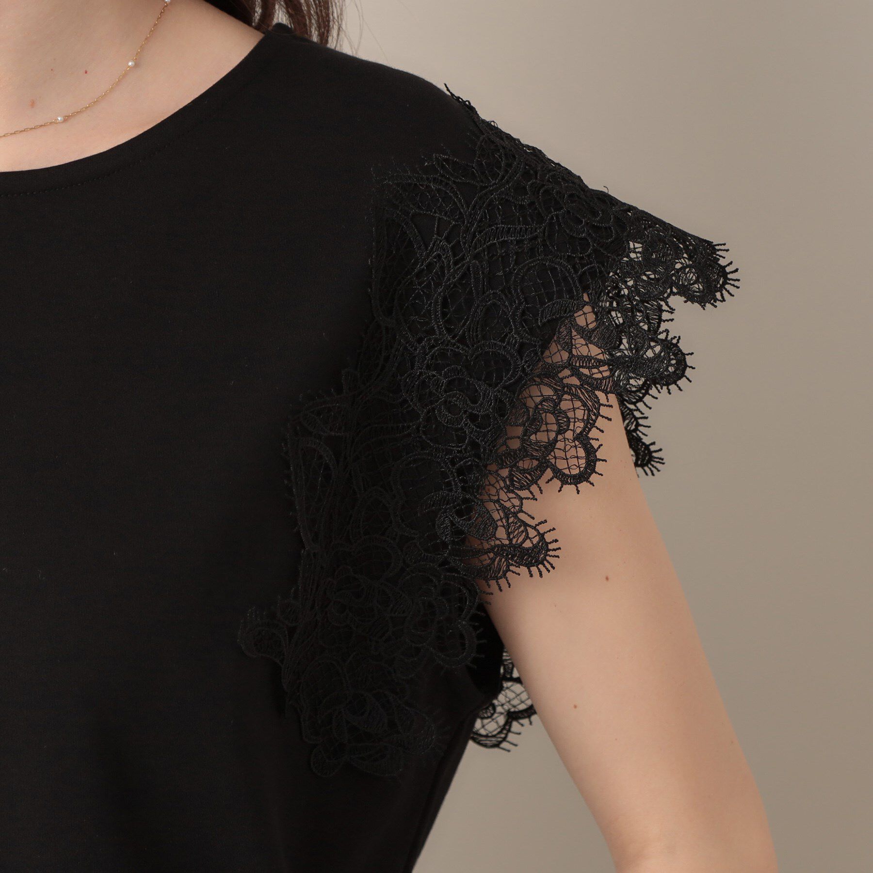 Couture broach「【マシンウォッシャブル・UVケア・接触冷感】フレンチ肩レースカットソー」|Tシャツ・カットソー|