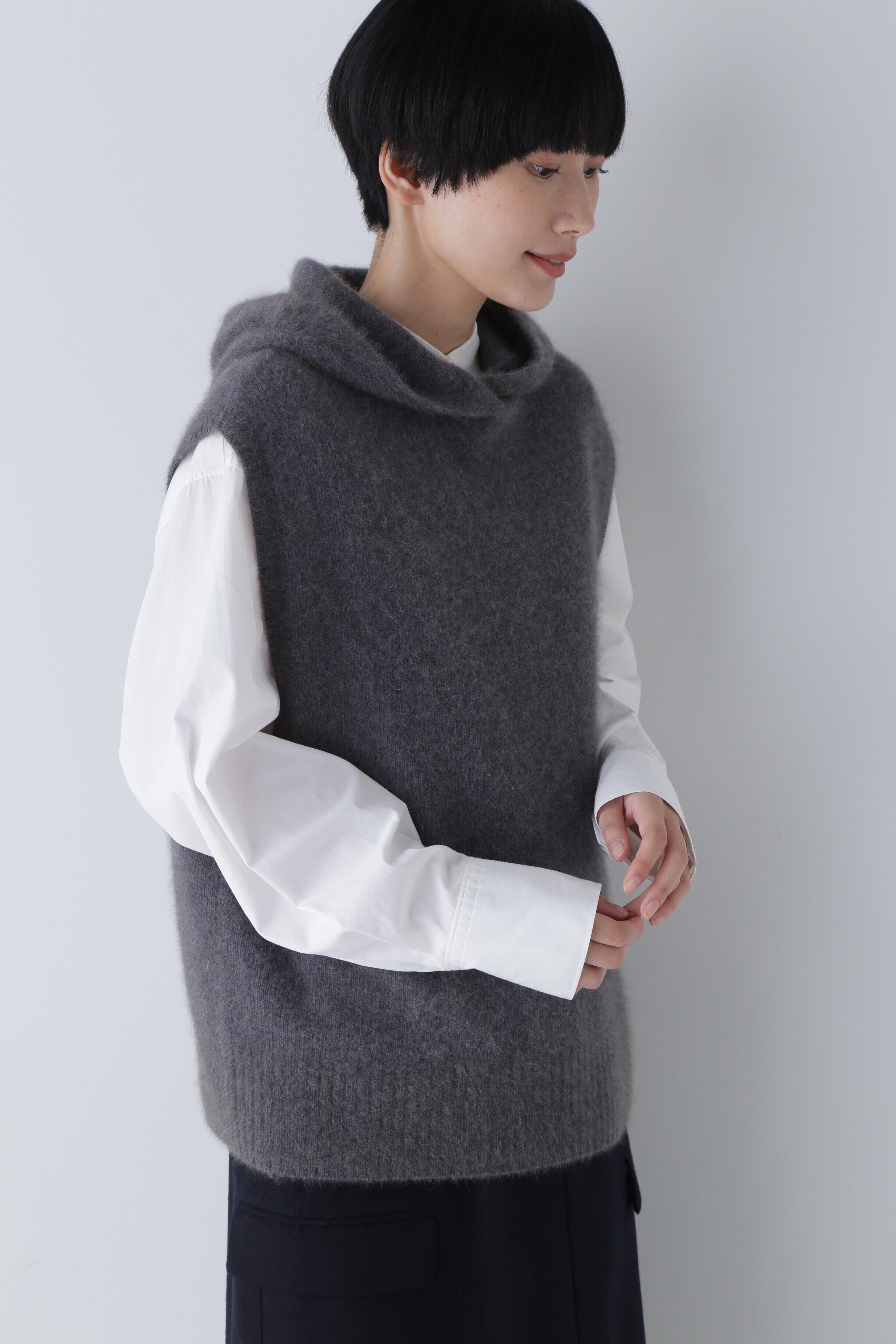  「フード付きニットベスト」|ニット・セーター|チャコール1