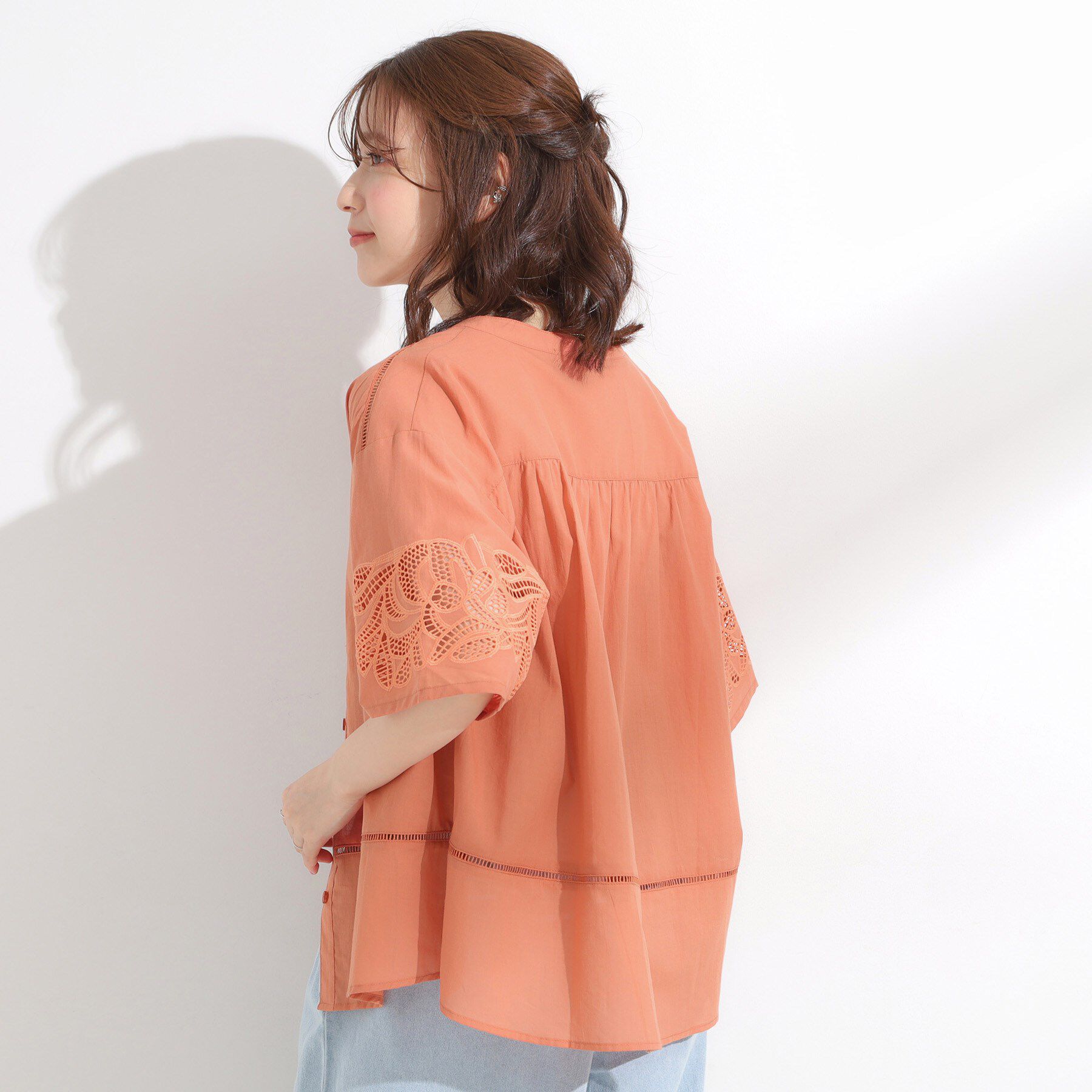 SHOO･LA･RUE「【S-LL/6分袖】レースデザインで華やか見え お袖刺繍ブラウス」|シャツ・ブラウス|