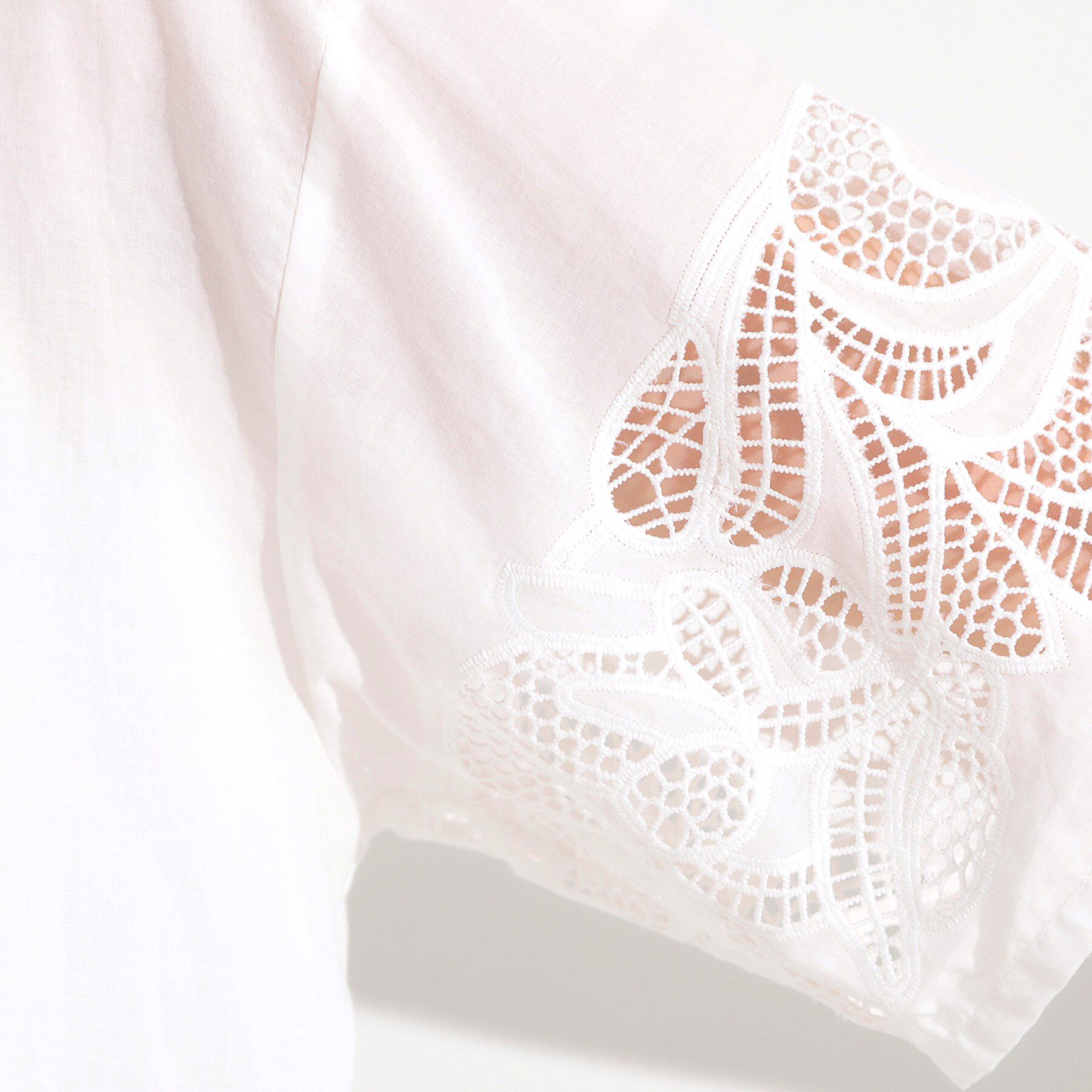 SHOO･LA･RUE「【S-LL/6分袖】レースデザインで華やか見え お袖刺繍ブラウス」|シャツ・ブラウス|