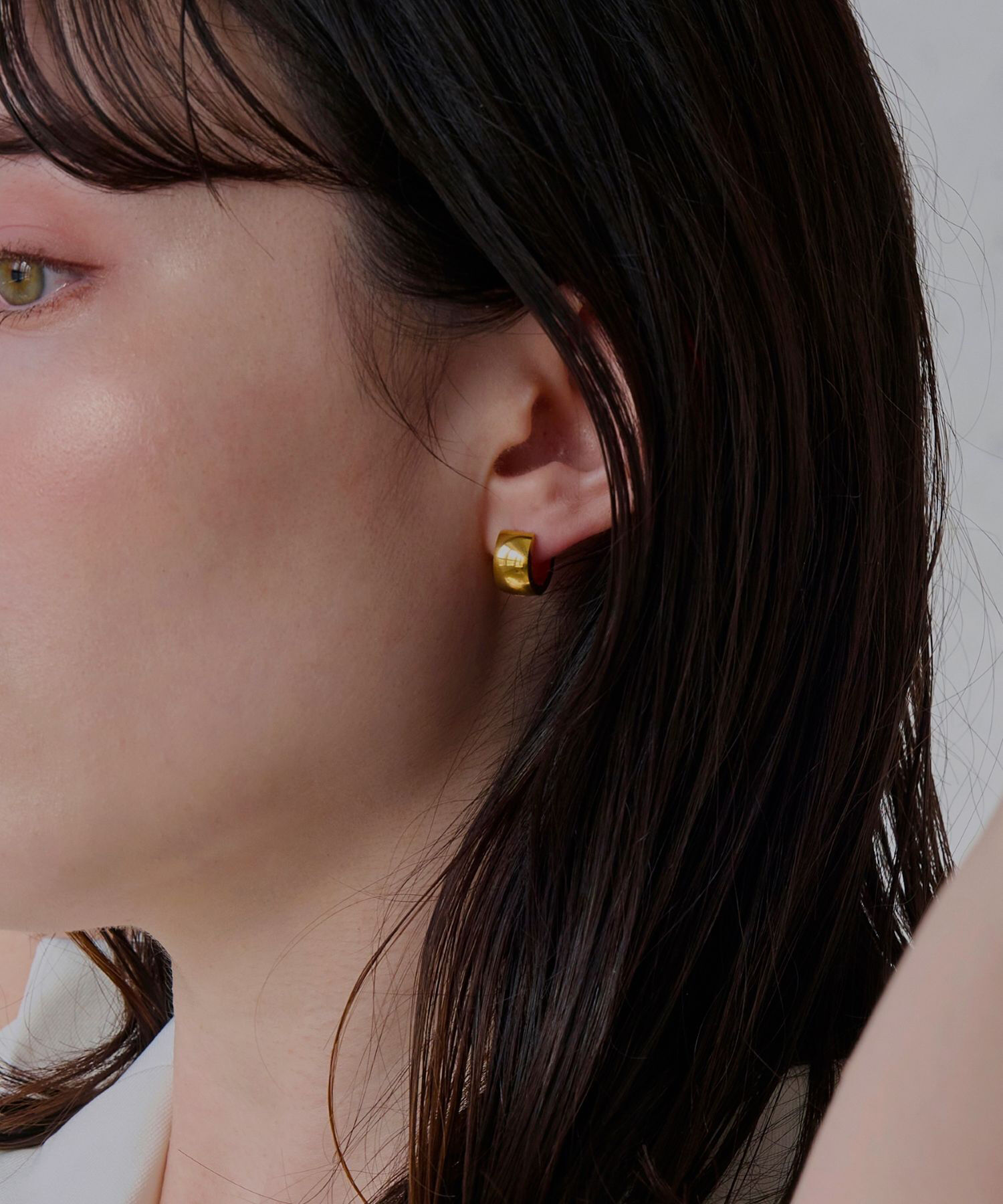 Phoebe「【金属アレルギー対応】ワンタッチワイドフープミニピアス　ゴールド/サージカルステンレス」|ピアス|ゴールド